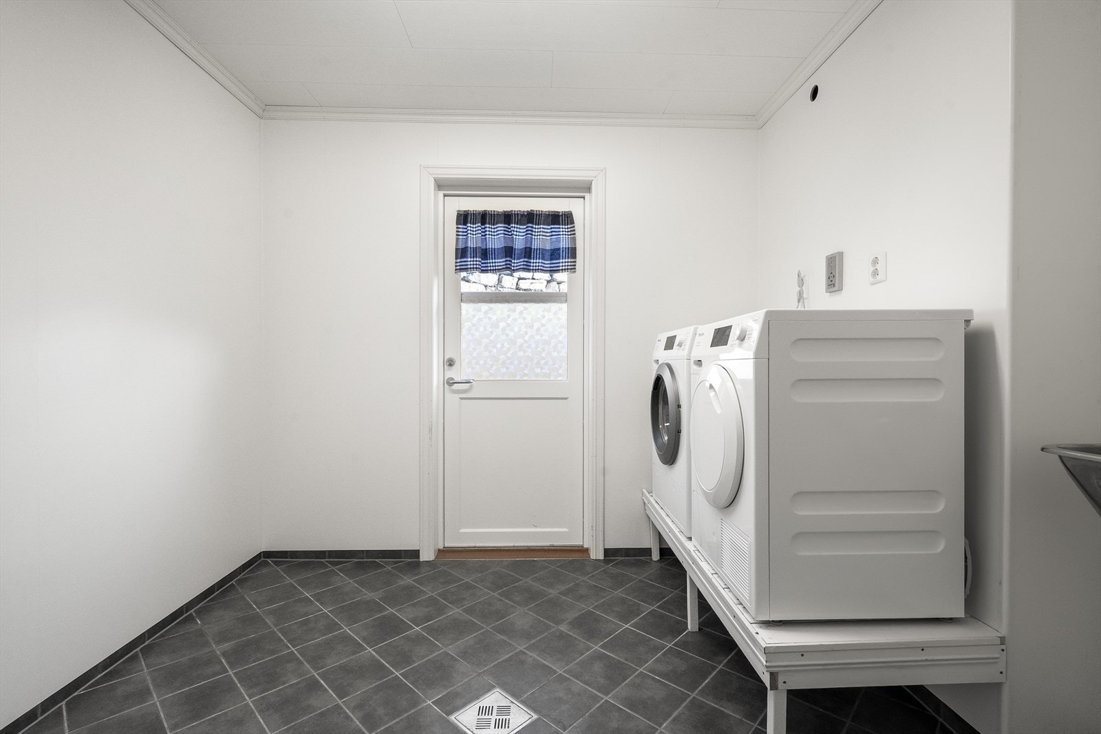 Separat vaskerom med eigen utgang til platning på oppsida av bustaden Galleribilde
