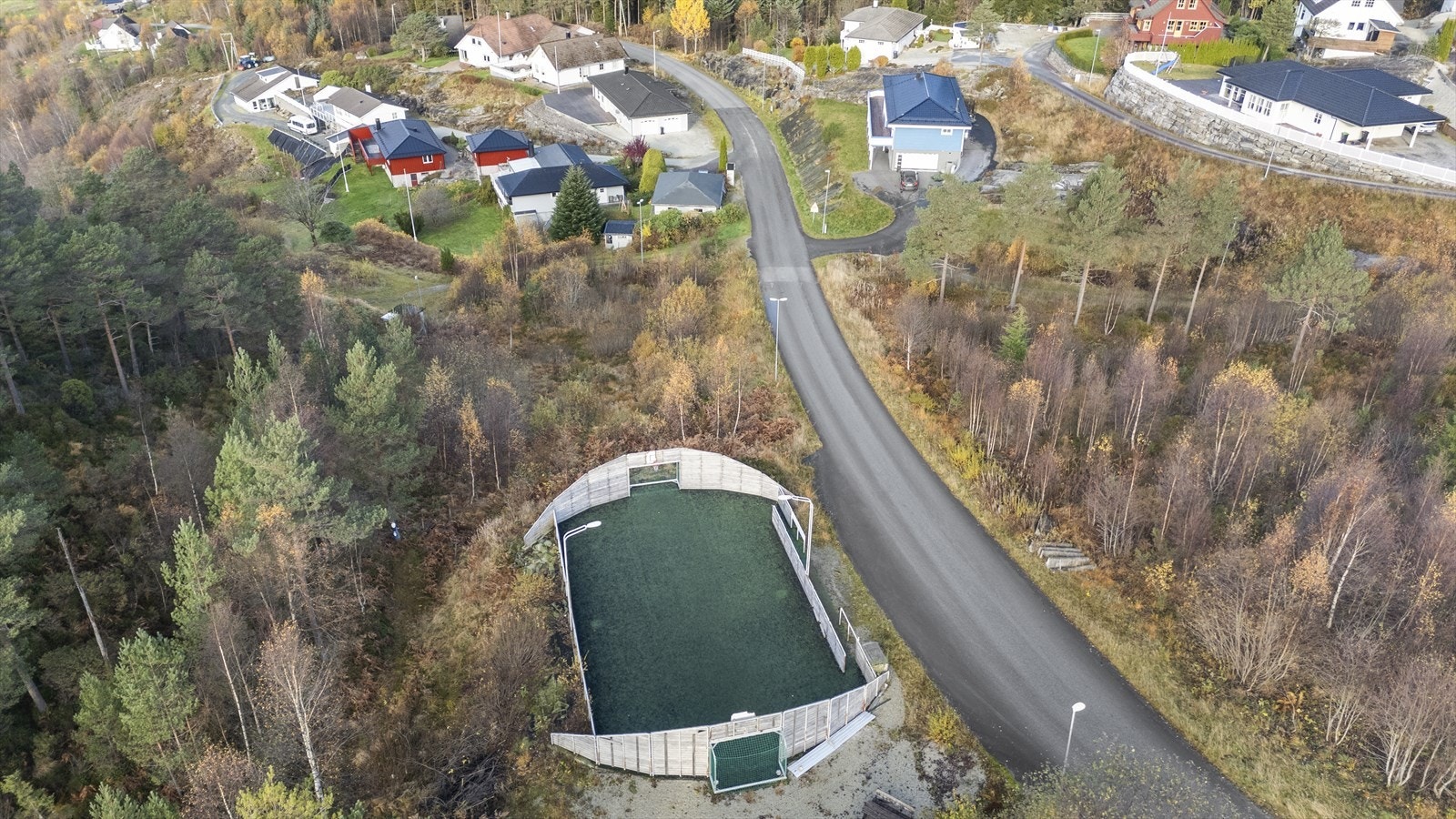 Like oppi vegen ligg ballbinge for feltet Galleribilde