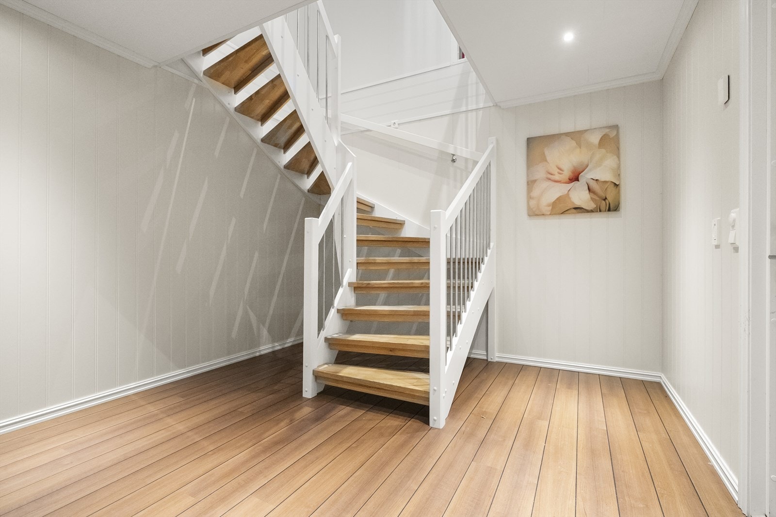 Underetasjen byr på garasje, kjellarstove, bad, fleire soverom og bodareal Galleribilde