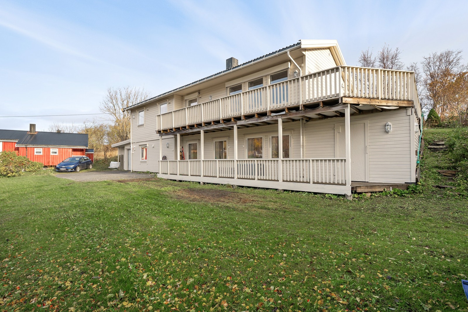 Stor plen og boltreplass på fremside, og utvendig bod på høyre side av boligen med et areal på ca 8 kvm gir god lagring Galleribilde