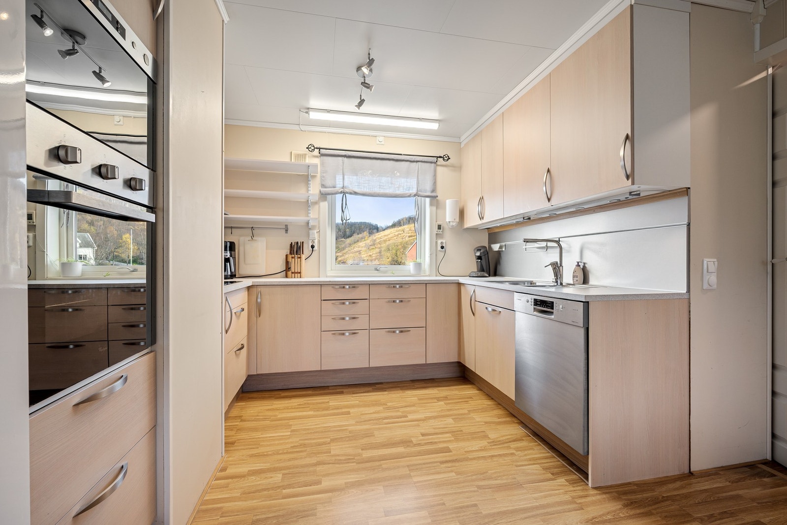 God skap- og benkeplass sørger for orden og et effektivt matlagingsområde Galleribilde