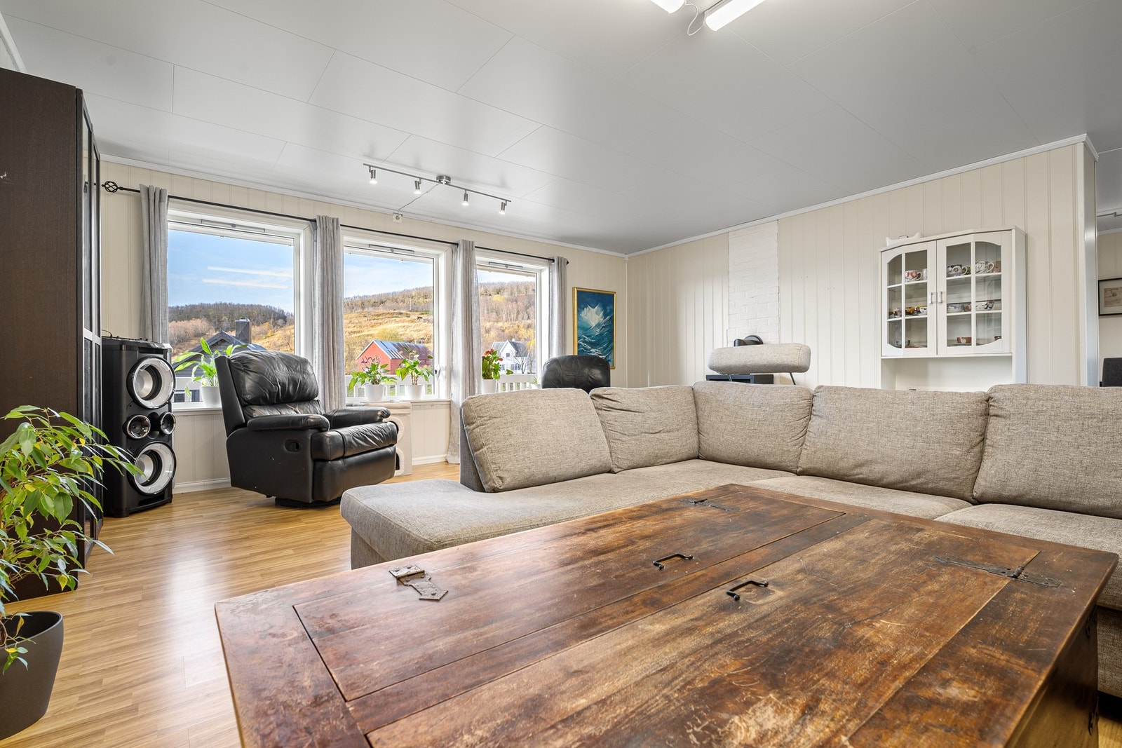 Vindusflater av den rause typen gir ekstra godt innslipp av naturlig lys Galleribilde