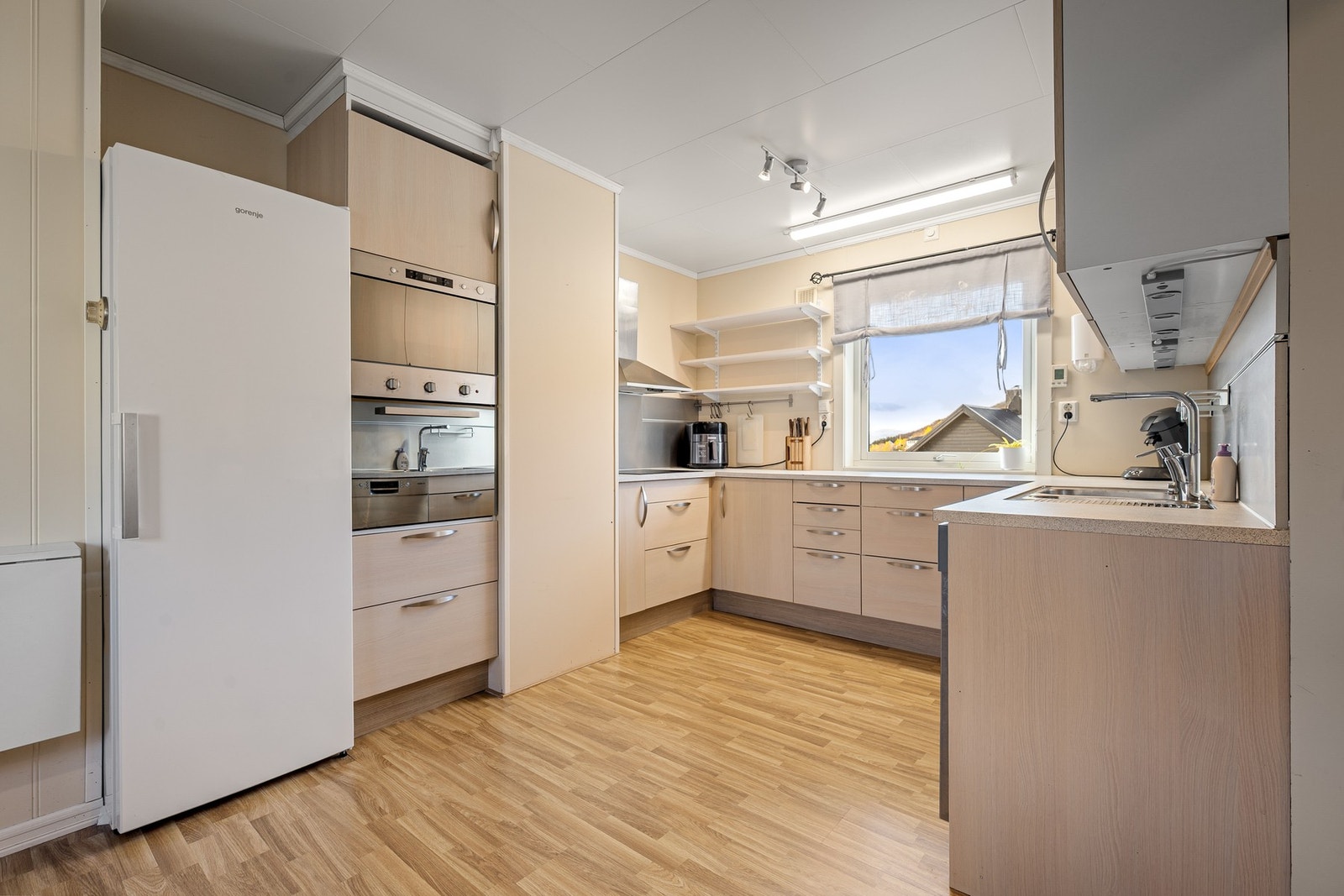 Kjøkkeninnredning er skiftet i nyere tid og er i tidløs utførelse Galleribilde