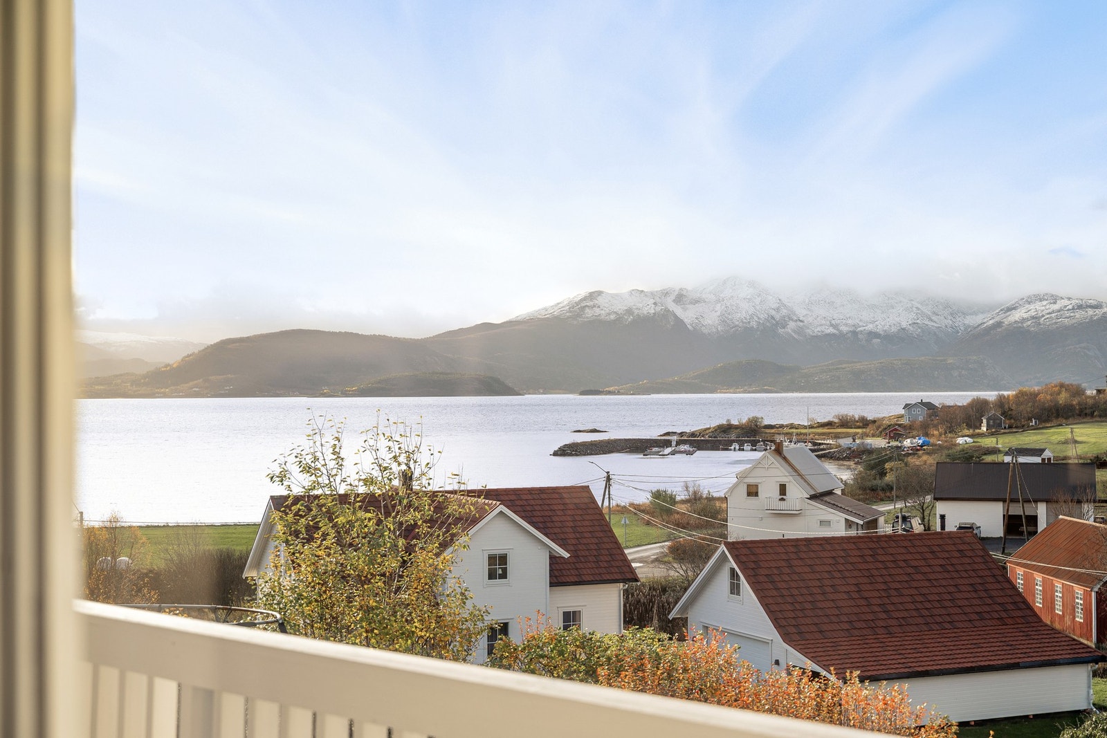 Eiendommen ligger tilbaketrukket fra vei, høyt i terrenget med utsikt Galleribilde