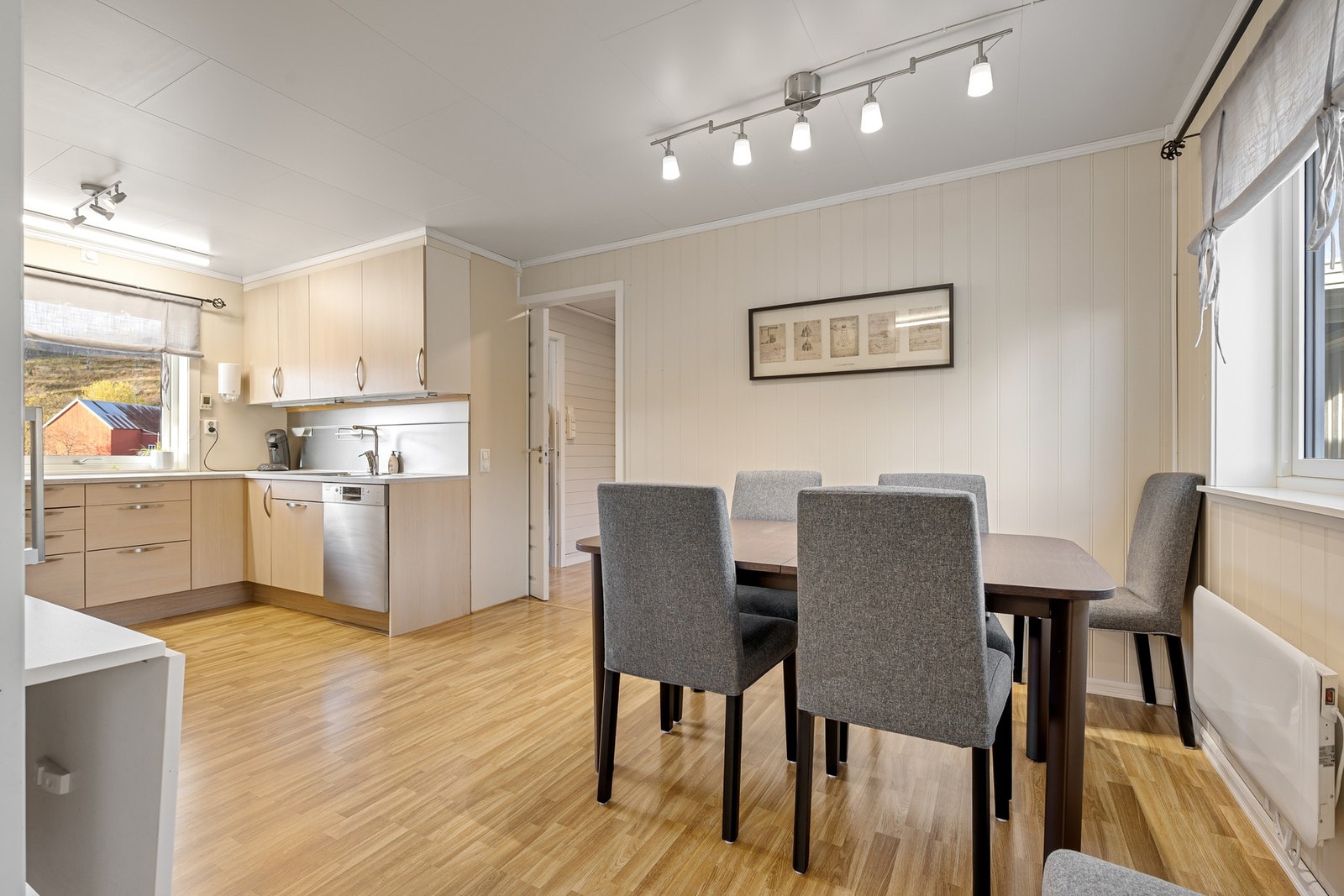 Vi forflytter oss innover mot spisestua og kjøkkenet Galleribilde