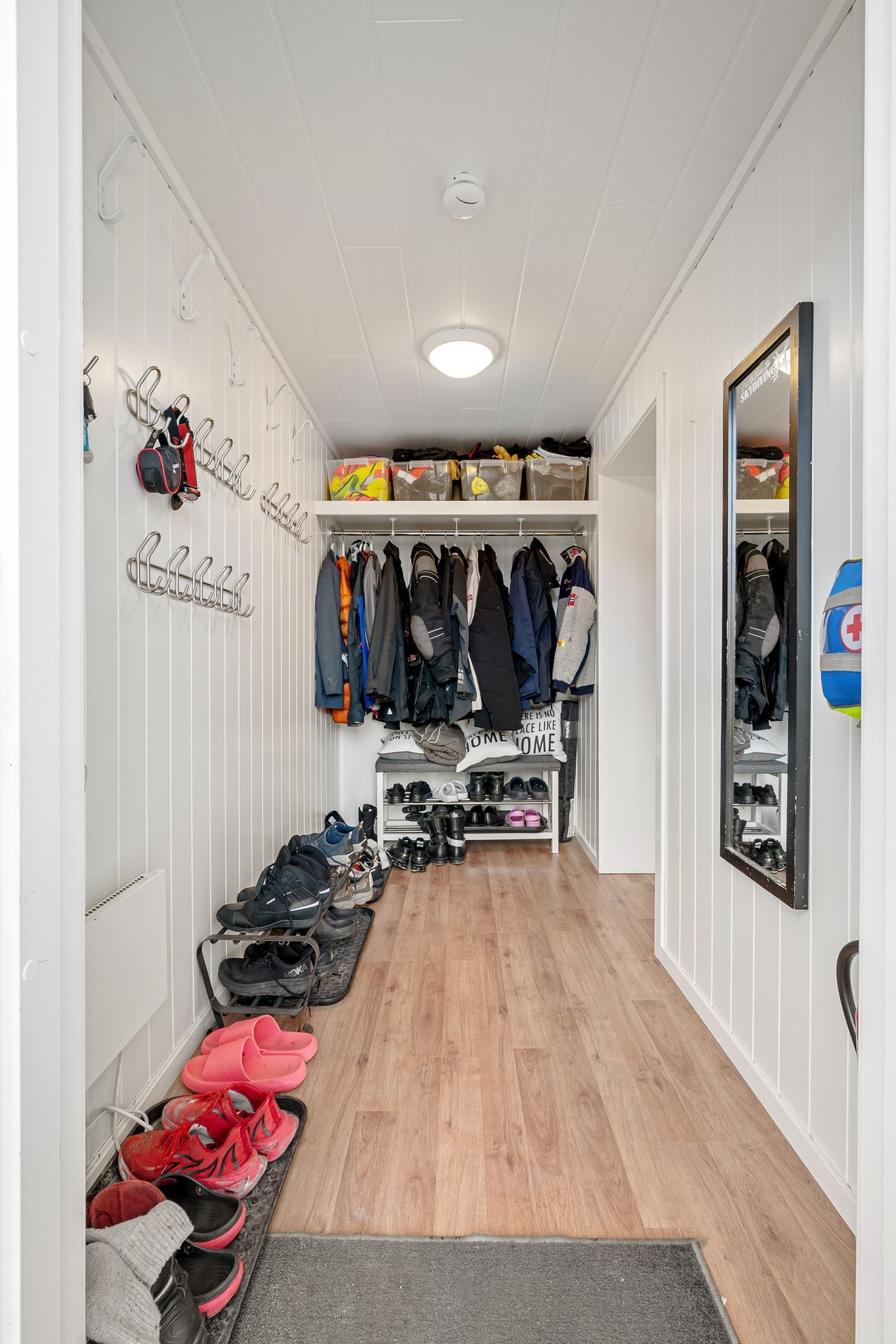 I entréen er det gode opphengsmuligheter for yttertøyet og smarte hylleløsninger for oppbevaring Galleribilde