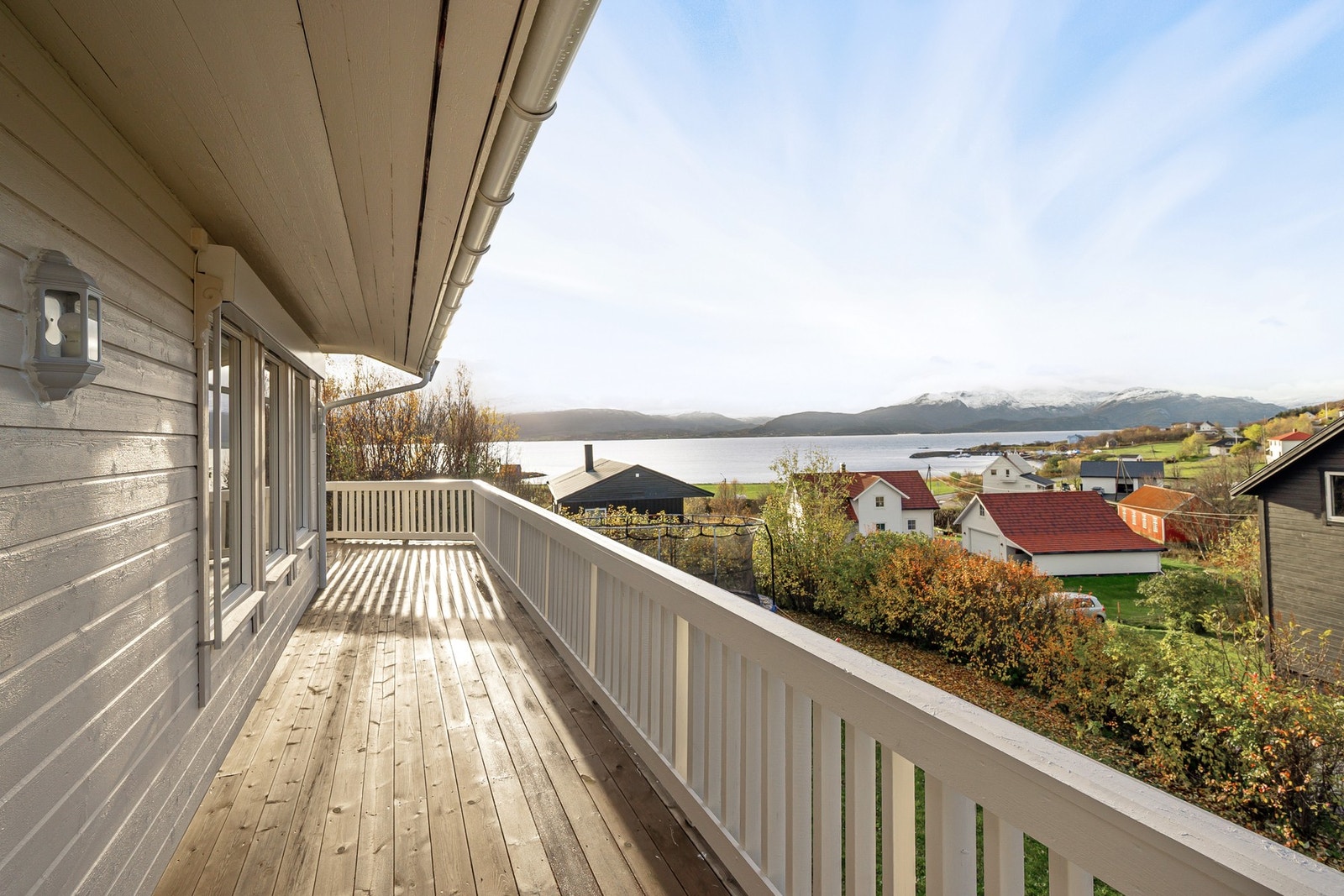 Utendørs er det fine terrasseområder som strekker seg rundt nesten hele boligen Galleribilde