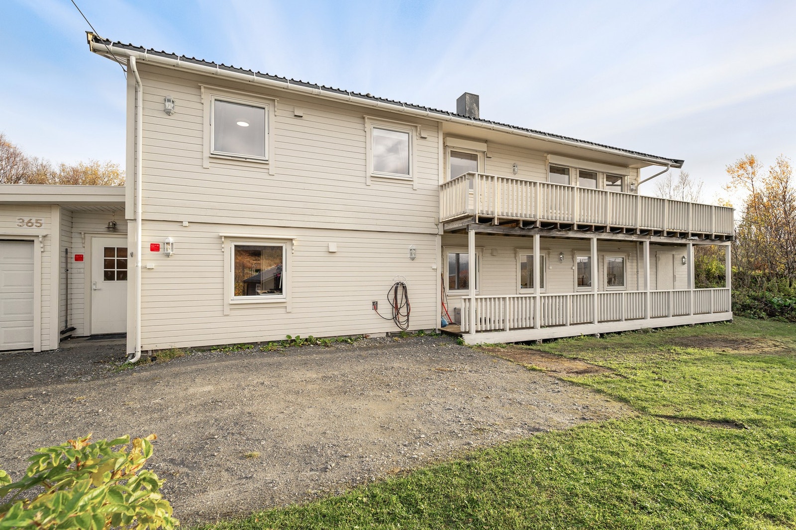 Gode parkeringsmuligheter på eiendommen med integrert garasje, stor gårdsplass og ekstra parkeringsplasser på andre siden av veien (tinglyst rett) Galleribilde