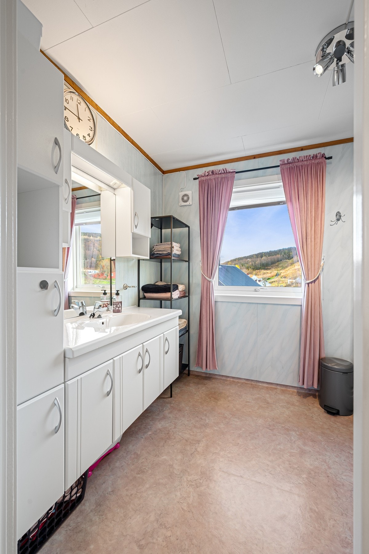 Romslig innredning med plass til alt du trenger av baderomsartikler, håndklær mm Galleribilde