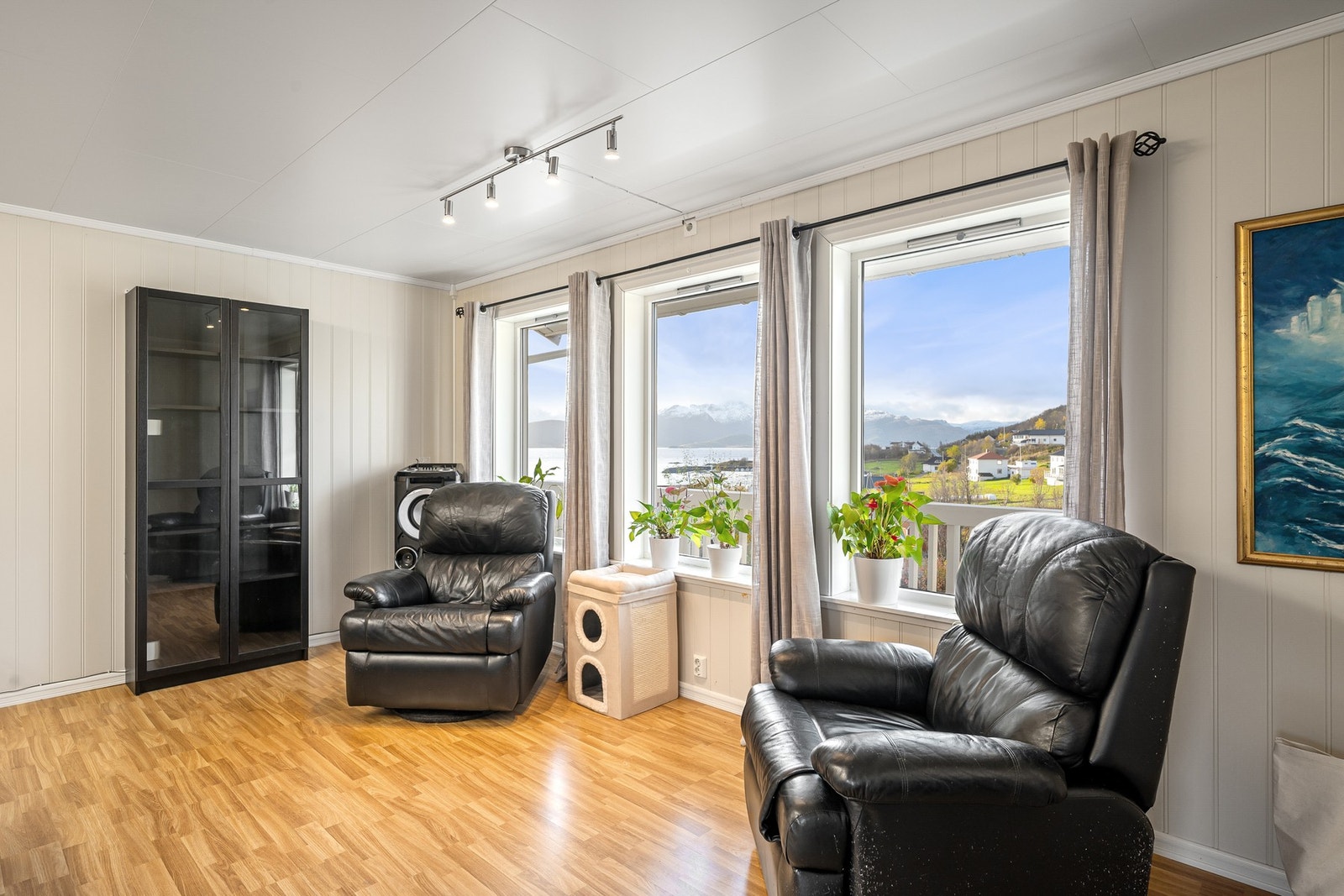 Stuevinduer og kjøkkenvindu mot front har elektrisk styrte utvendige persienner Galleribilde