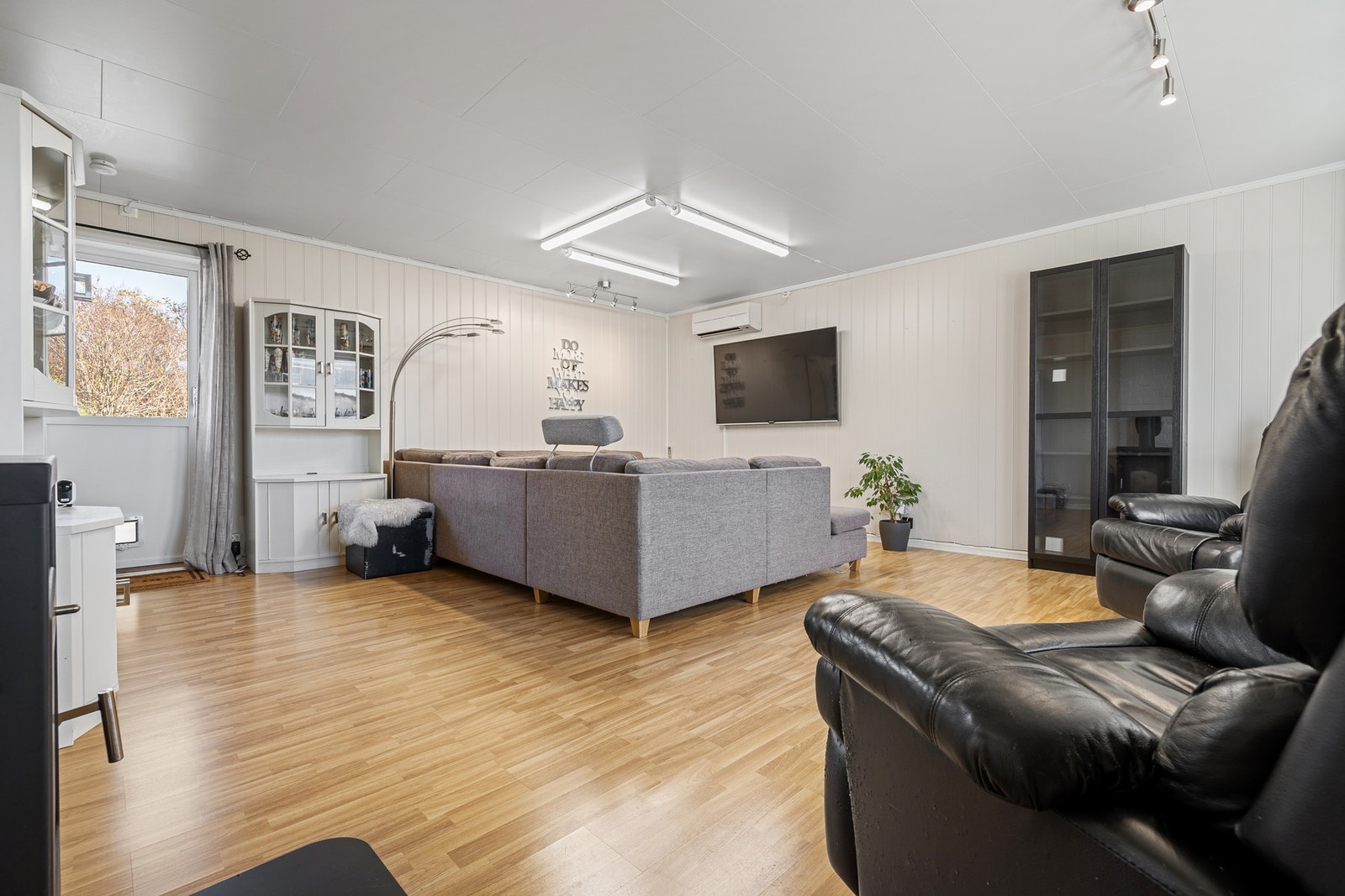 Lys og trivelig stue med fleksible innredningsmuligheter Galleribilde