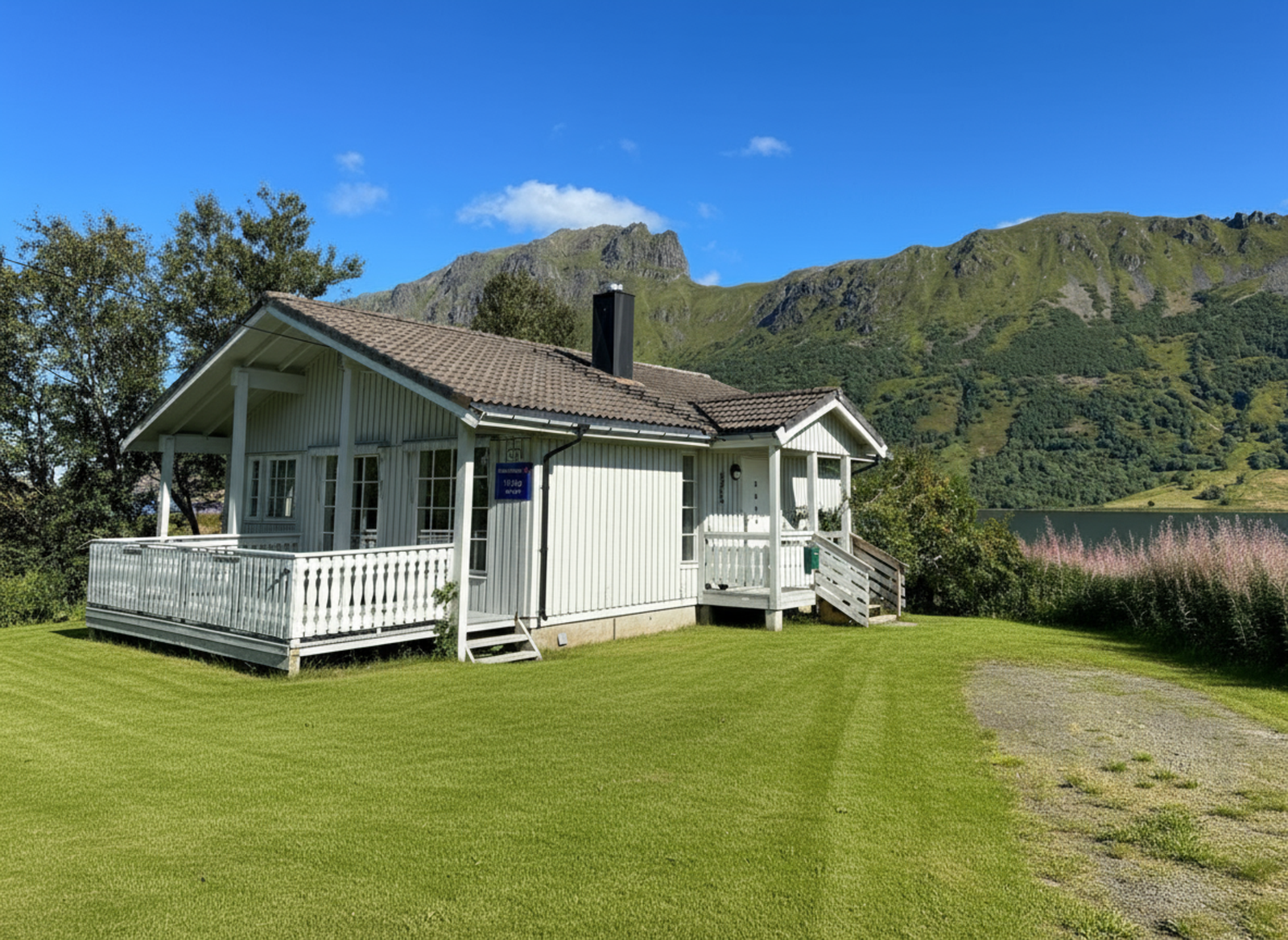 Fasadebilde
AI-redigert - gressplen redigert digitalt, ugress tatt bort. Galleribilde