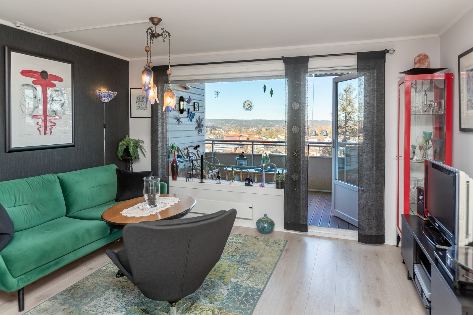 Fra stuen er det utgang til balkong Galleribilde