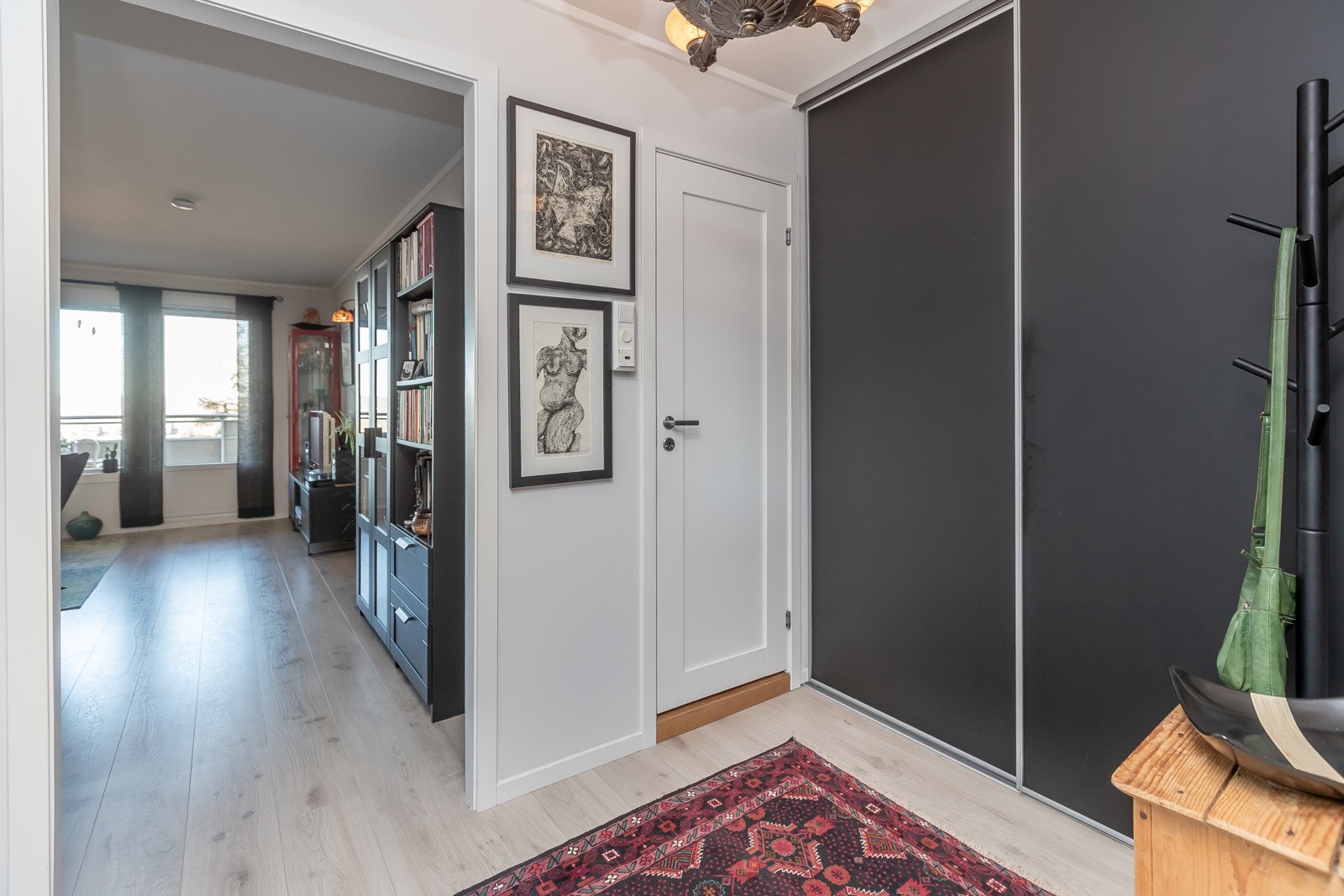 Entre med walk-in-closet og skoskap Galleribilde