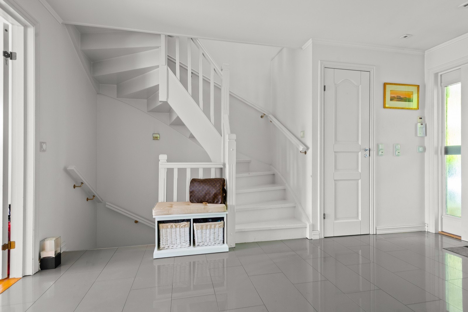 Trapperom tar oss opp til 2 etasje Galleribilde