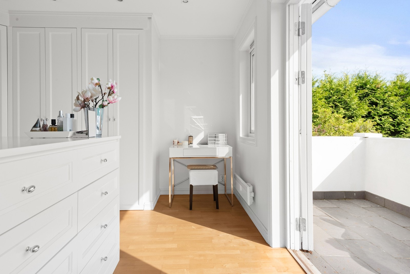 Med en makeup-stasjon blir både rommet og stylingen komplett Galleribilde