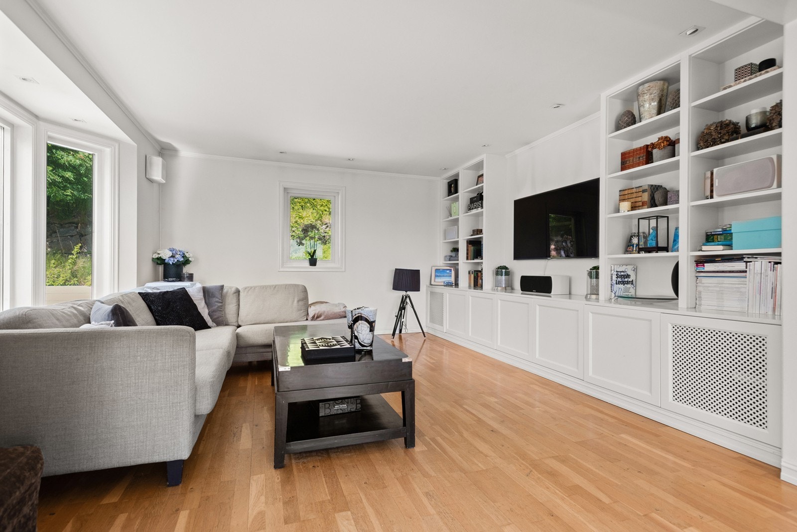 Velutført plassbygd TV-benk med hyller Galleribilde