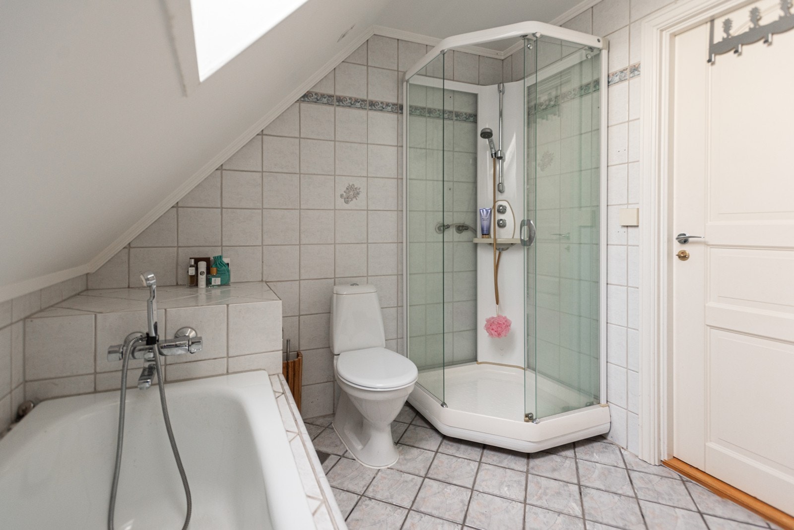 Helfliset baderom tilknyttet gang utstyrt med servant, servantskap, badekar, wc og dusjkabinett. Gulvvarme. Galleribilde