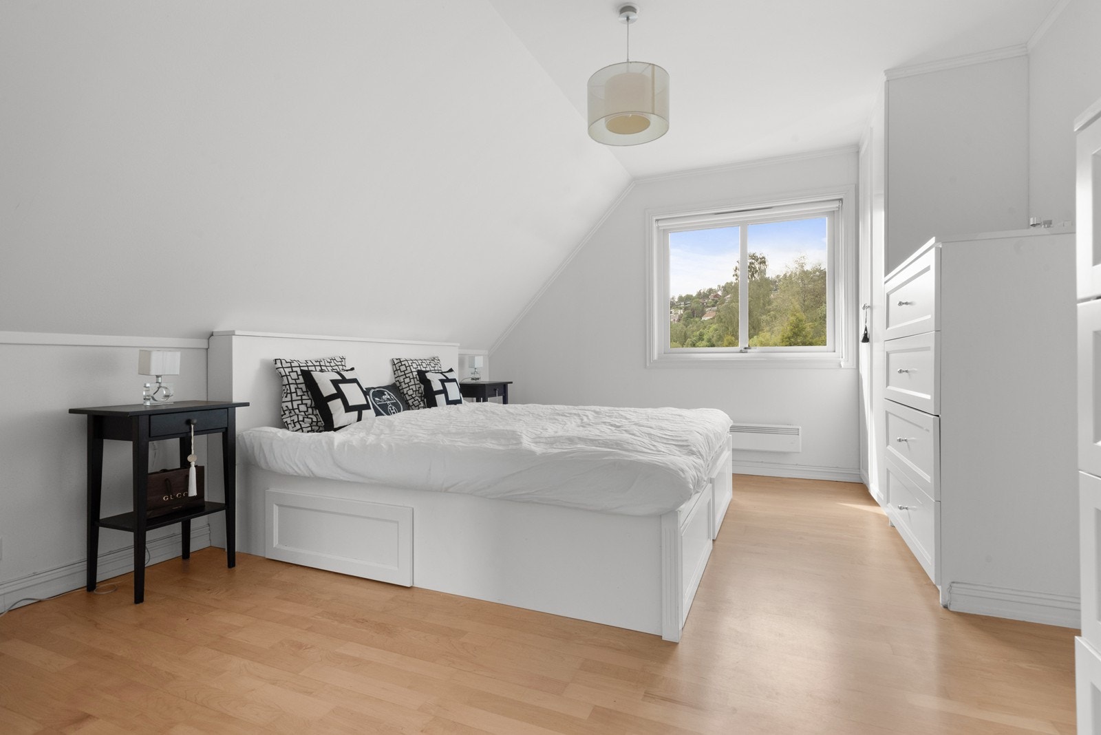 Hovedsoverom med god plass til stor seng og oppbevaring Galleribilde