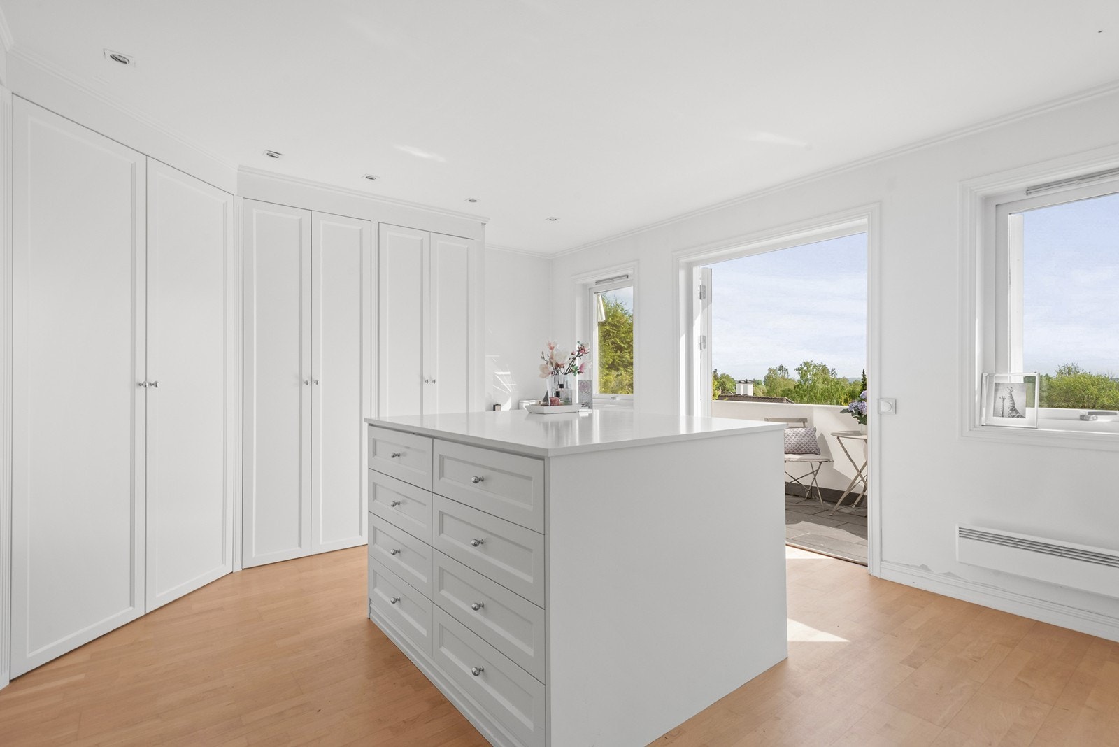 Ekslusivt omkledningsrom med øy og adgang til balkong Galleribilde