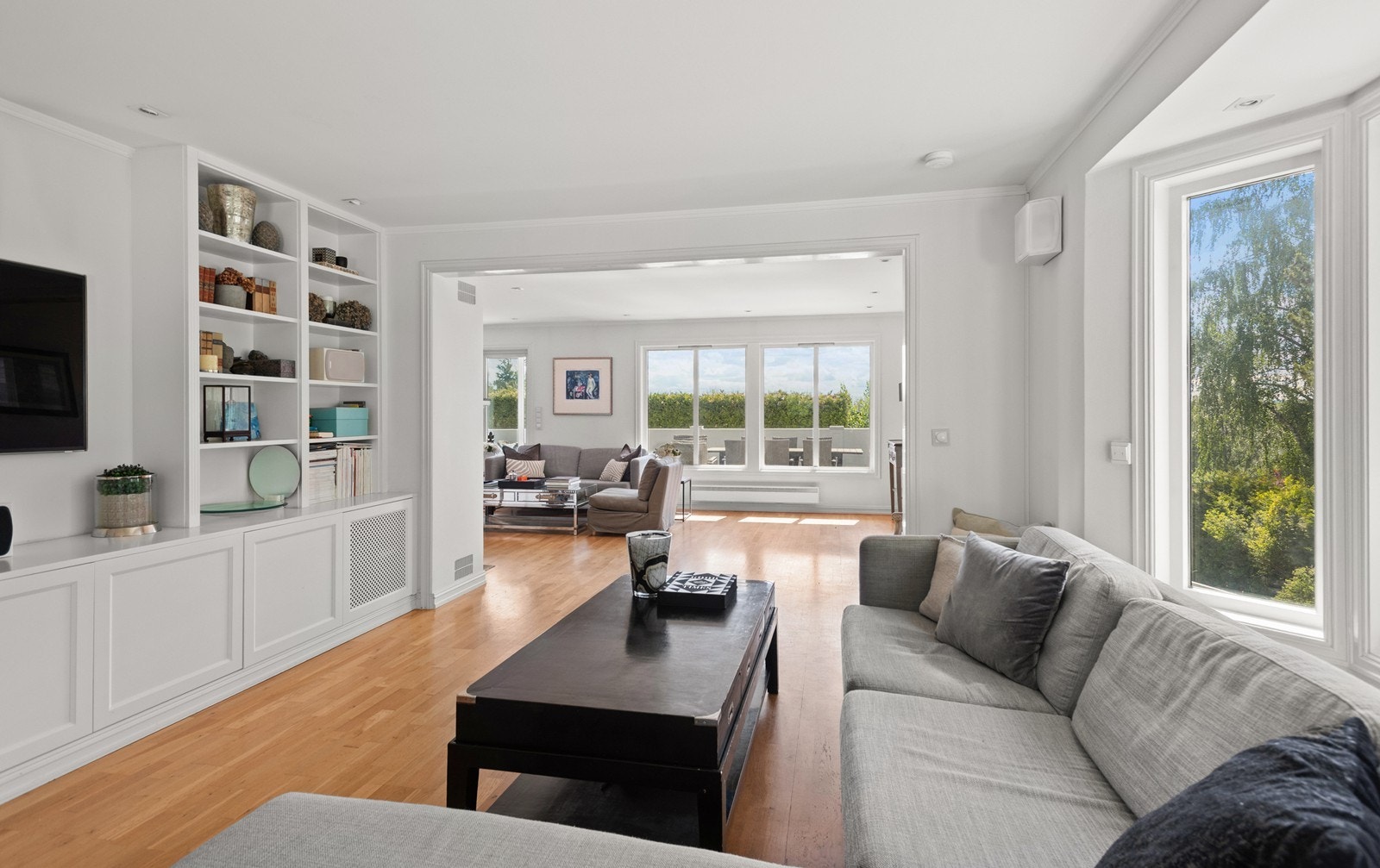 Huset har rikelig med vinduer som gir gode lysforhold i alle rom Galleribilde