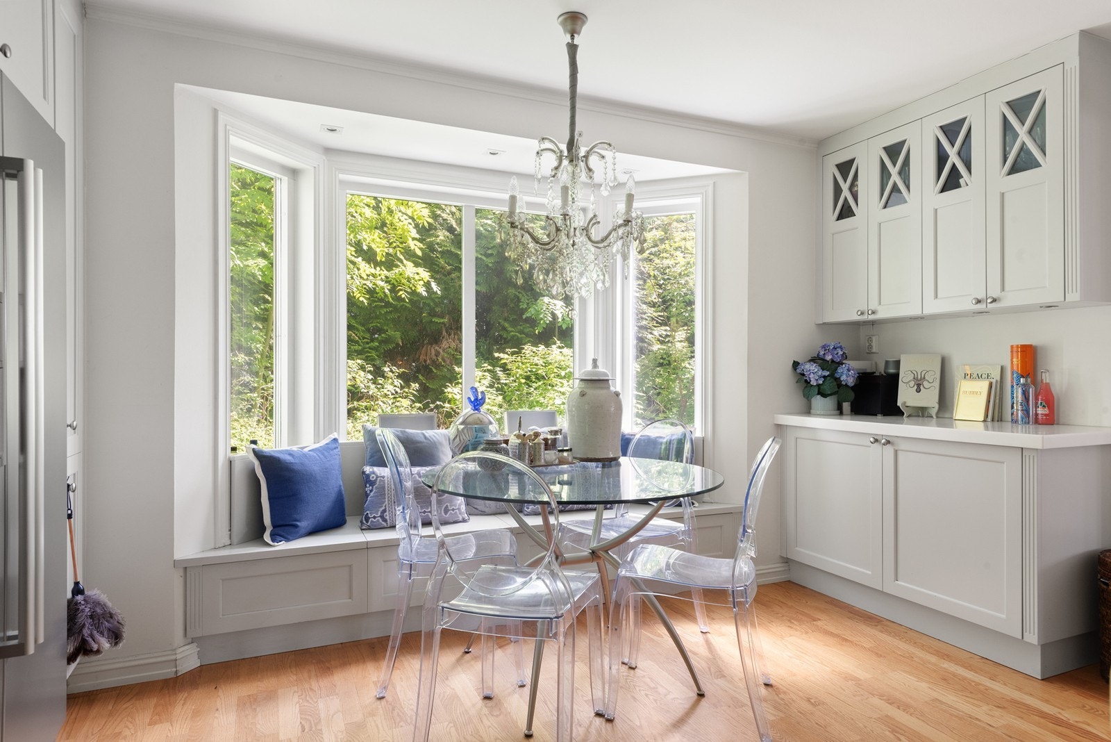 Østvendt karnapp på kjøkkenet. En trivelig plass til frokostbordet! Galleribilde