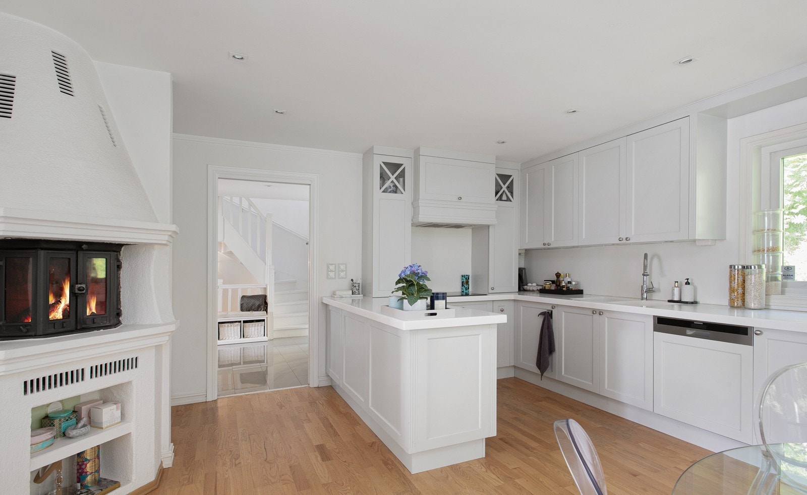 Flott og stort spisekjøkken av høy kvalitet med klassisk utførelse Galleribilde