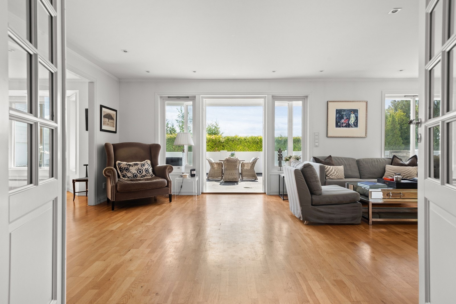 Utgang til stor terrasse fra hovedstue. Huset har optimal orientering mot syd Galleribilde