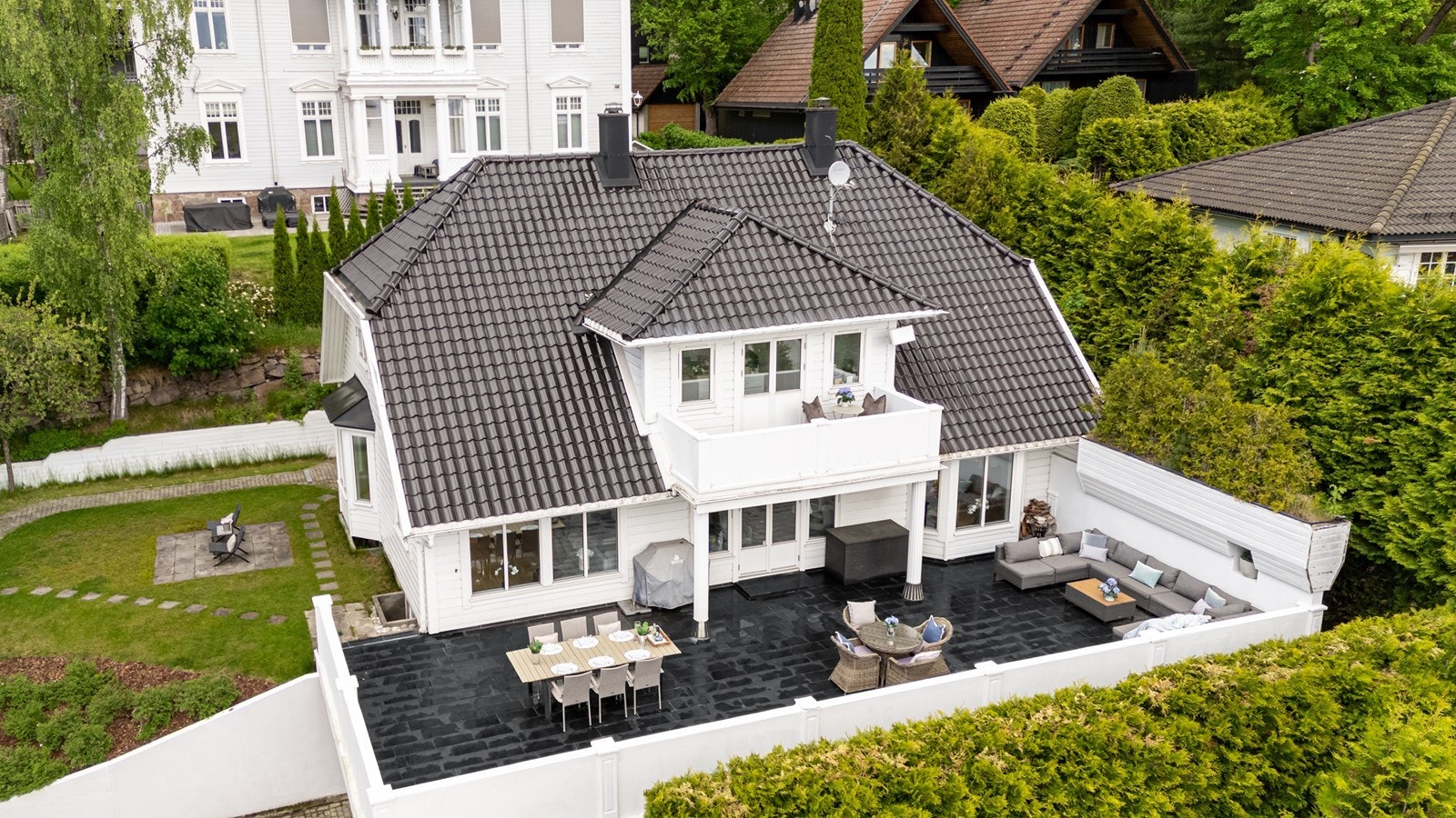 Store og usjenerte uteområder med sydvendt orientering. Her har du perfekte solforhold fra morgen til kveld Galleribilde