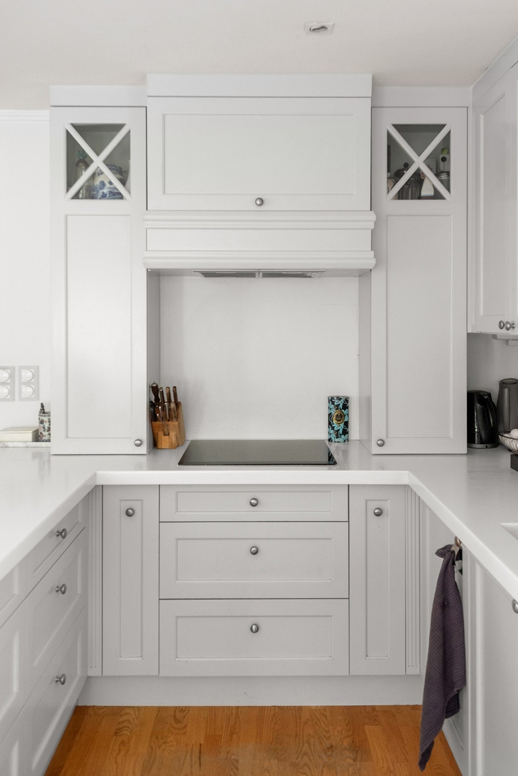 Mekanisk avtrekksvifte over stekesonen med integrert platetopp Galleribilde