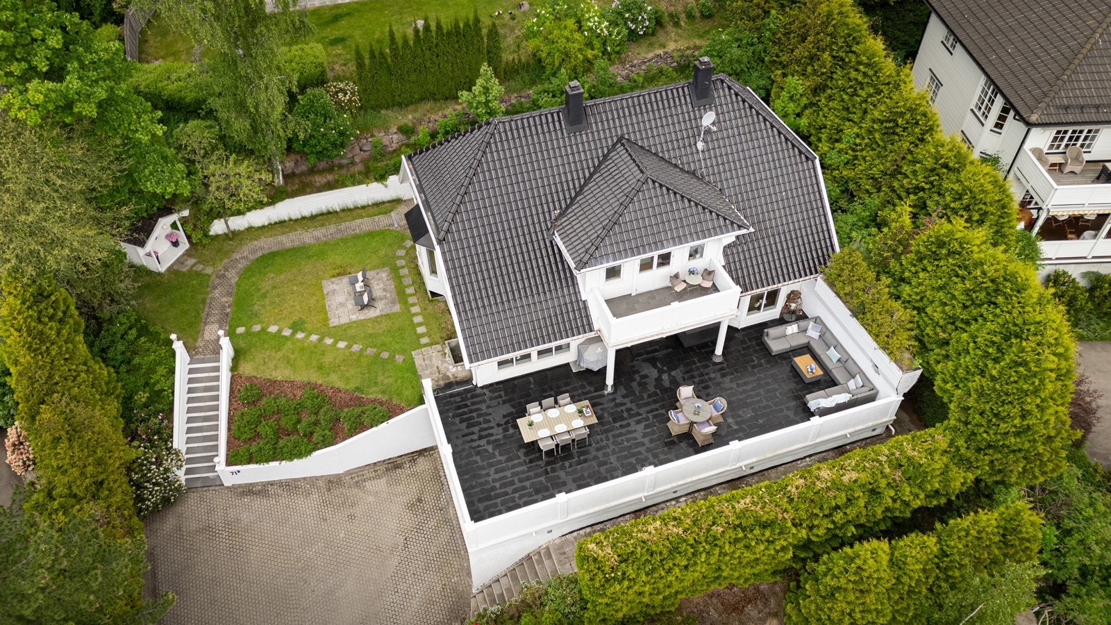 Boligen har en meget bra intern beliggenhet som er tilbaketrukket og skjermet til i tredje rekke fra veien Galleribilde