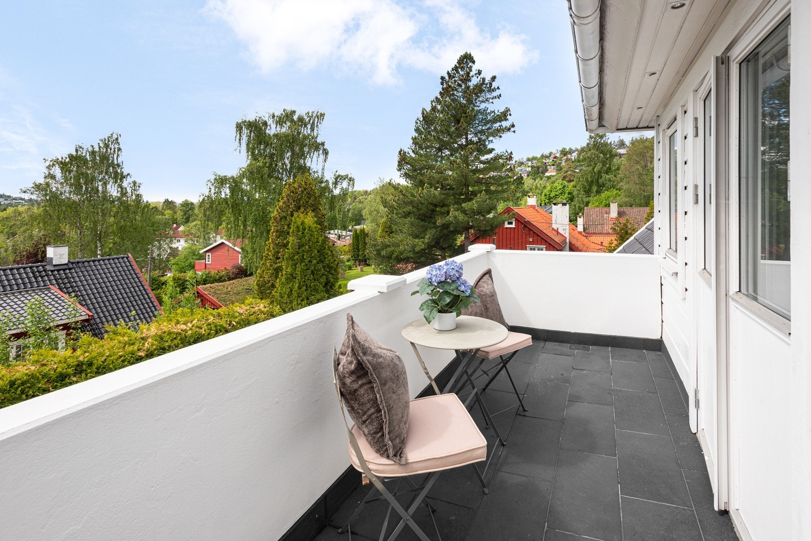 Romslig overhengt balkong Galleribilde