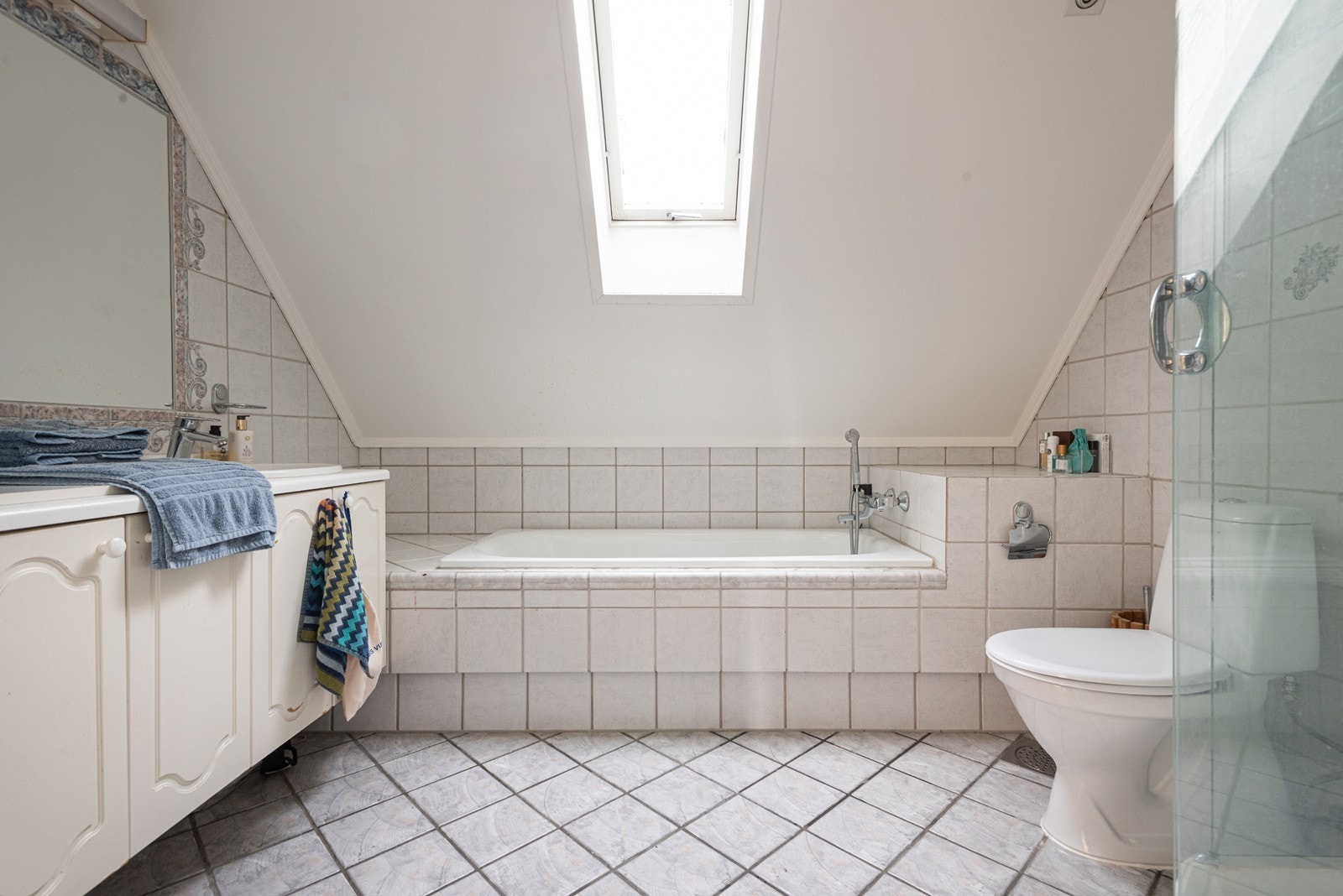 Baderom i 2 etasje av god størrelse med badekar og dusjhjørne Galleribilde