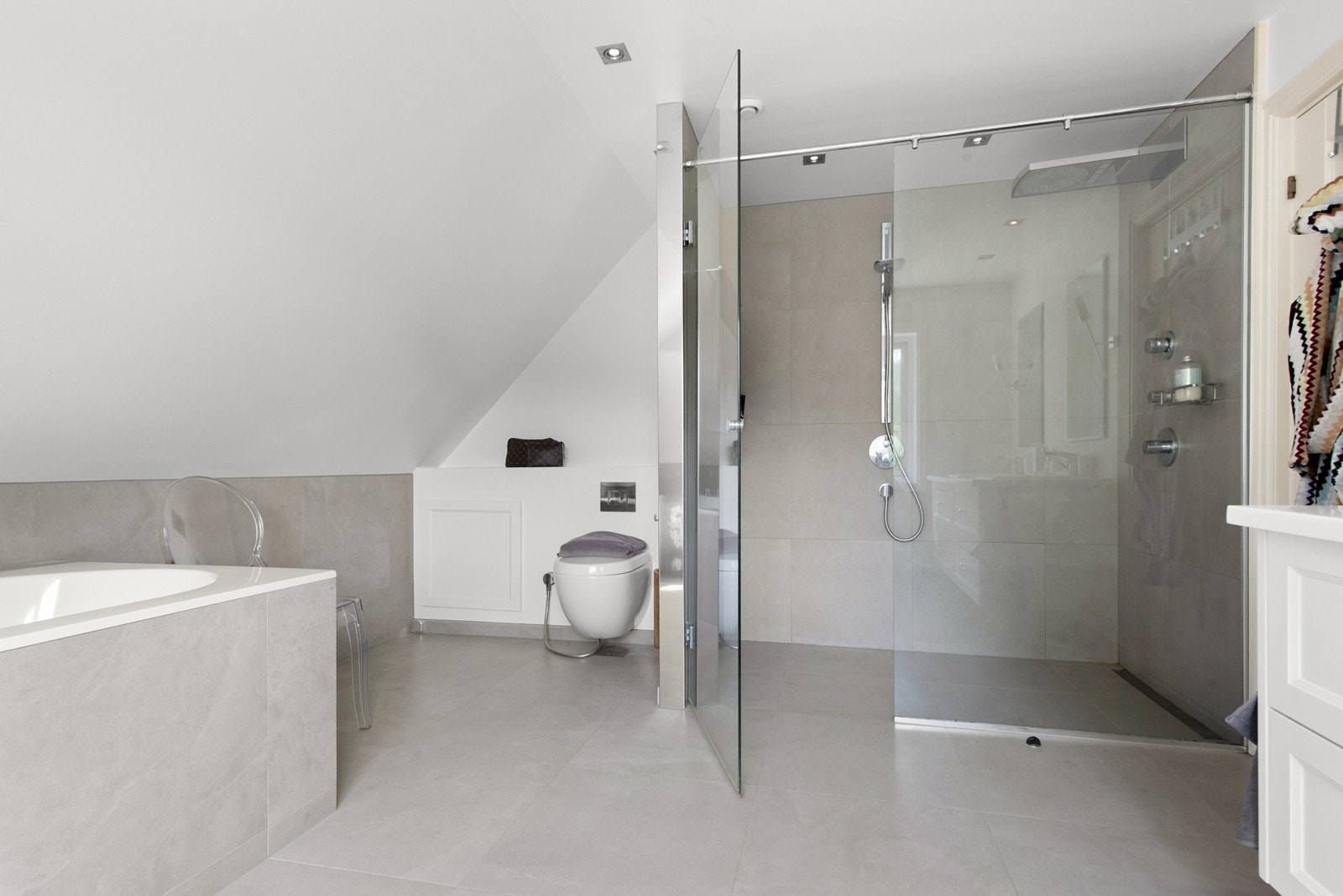 Øvrig utstyrt med dusjnisje med innfellbare dusjdører, servanter, servantskap og veggmontert wc. Gulvvarme, rørfordelingsskap, og stoppekran. Galleribilde