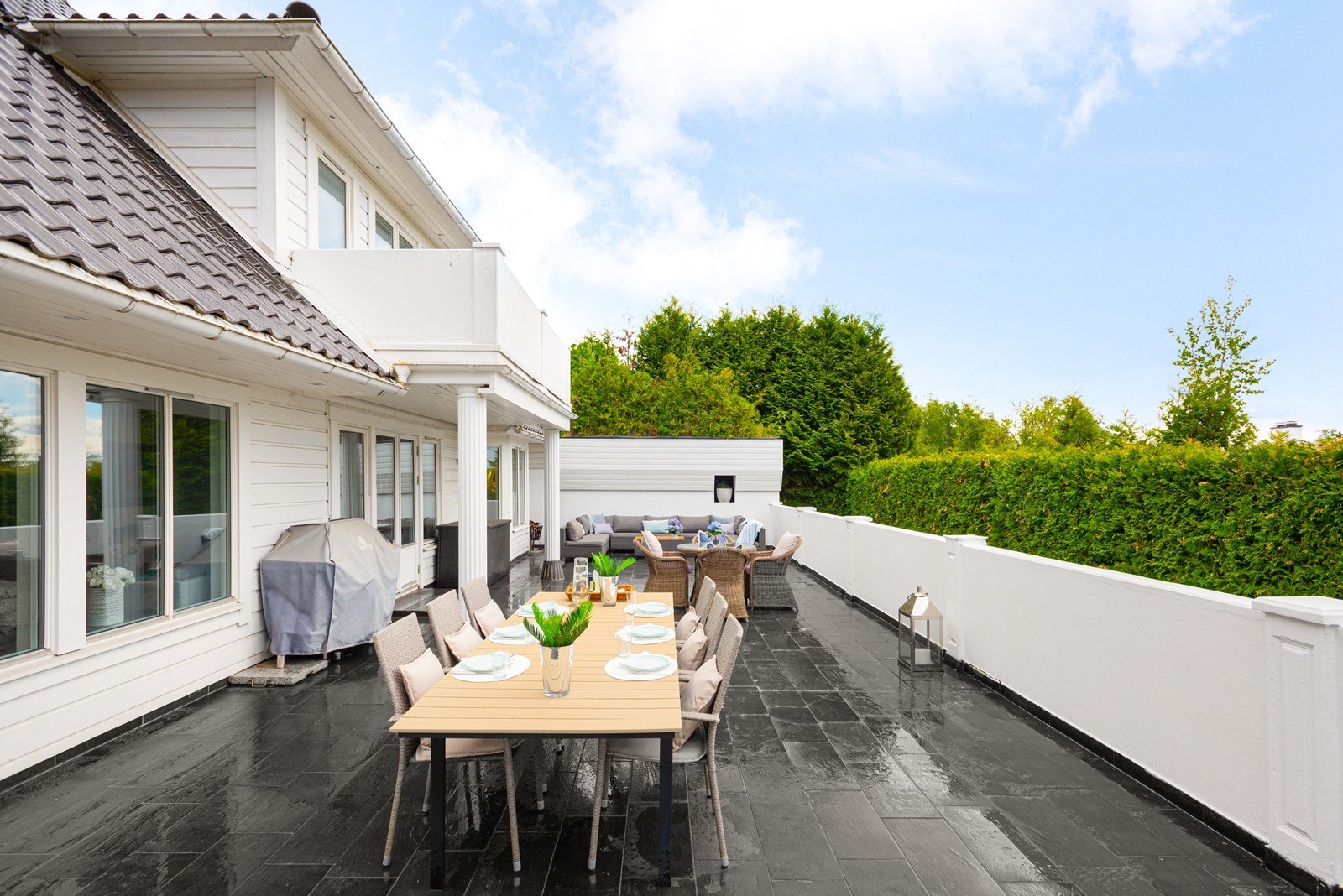 Størrelsen er enkel å dele opp i flere soner, med svært god plass til sofagruppe, sittegruppe, spisebord og grill Galleribilde