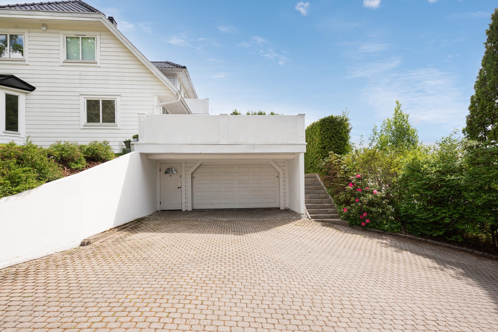 Stor dobbelgarasje med stenlagt dekke. Fra garasjen har du direkte inngang til hybeldel og kjellerstue Galleribilde