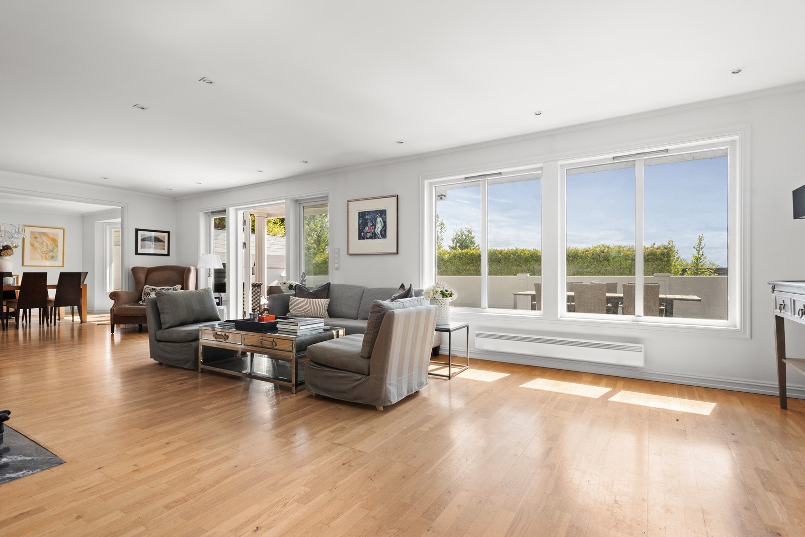 Første etasje har en åpen planløsning, med store vindusflater, downlights og parkettgulv gjennomgående Galleribilde