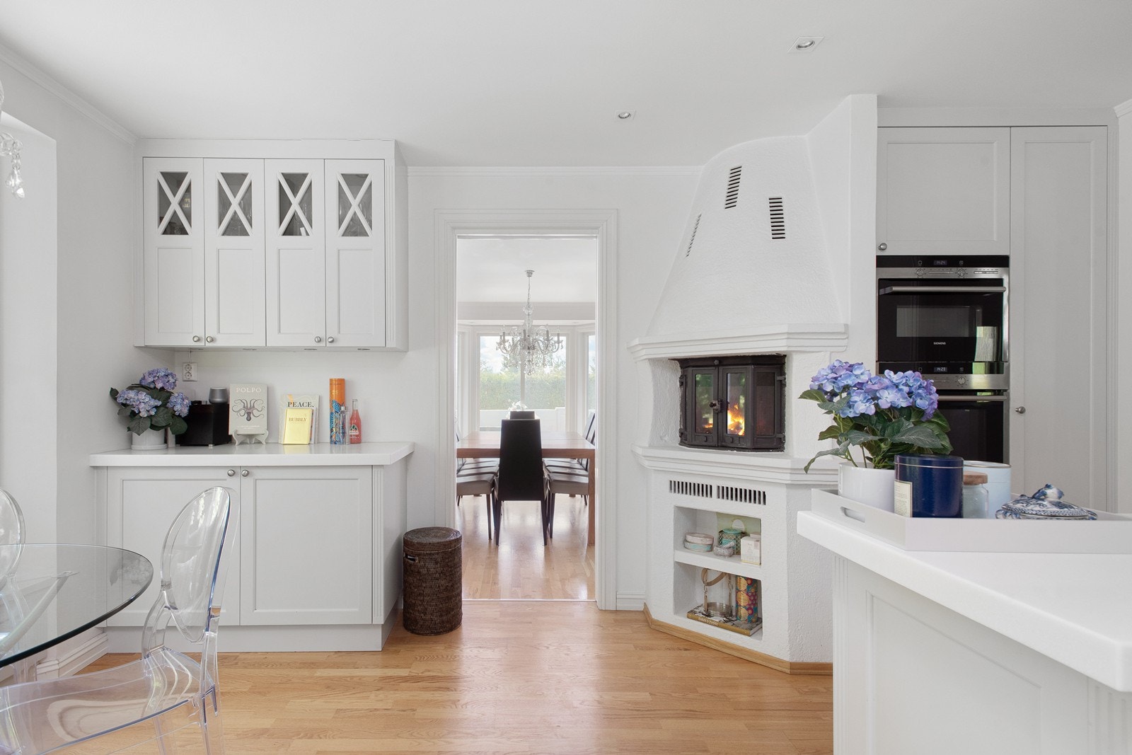 Tradisjonell vedovn skaper en varm og hyggelig atmosfære Galleribilde