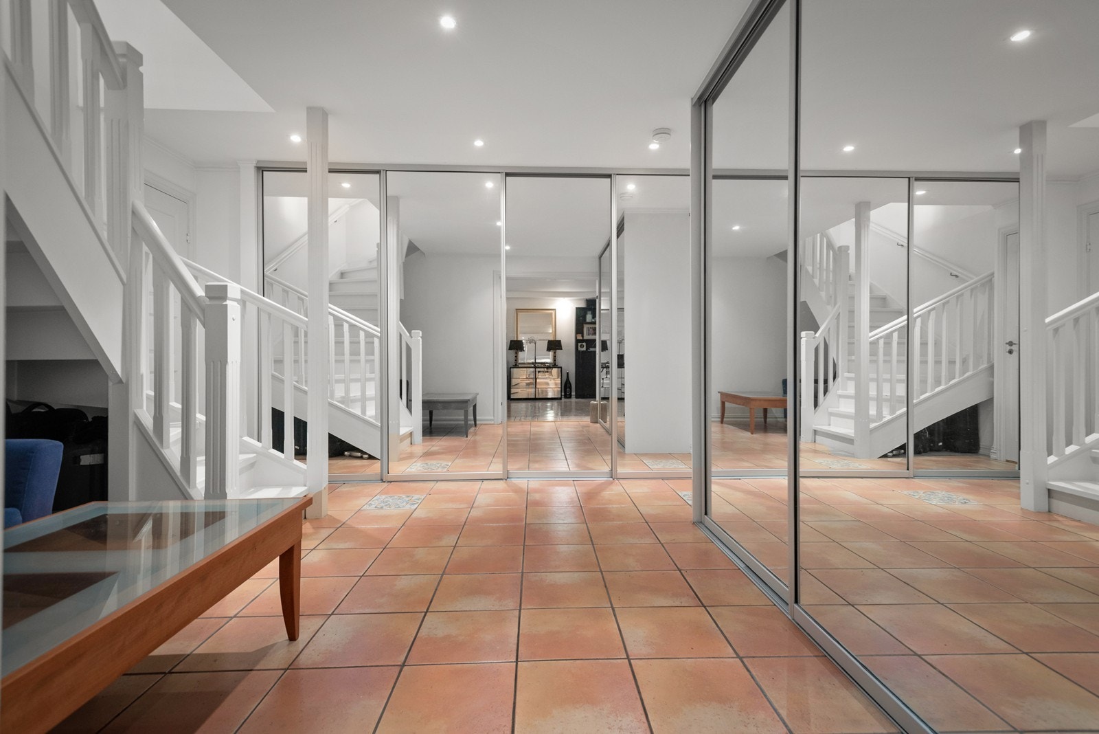 Underetasjen består av 2 kjellerstuer, 3 boder samt et vaskerom, og hybeldel på 33 kvm bestående av entré, stue, kjøkken/gang, bad og soverom Galleribilde