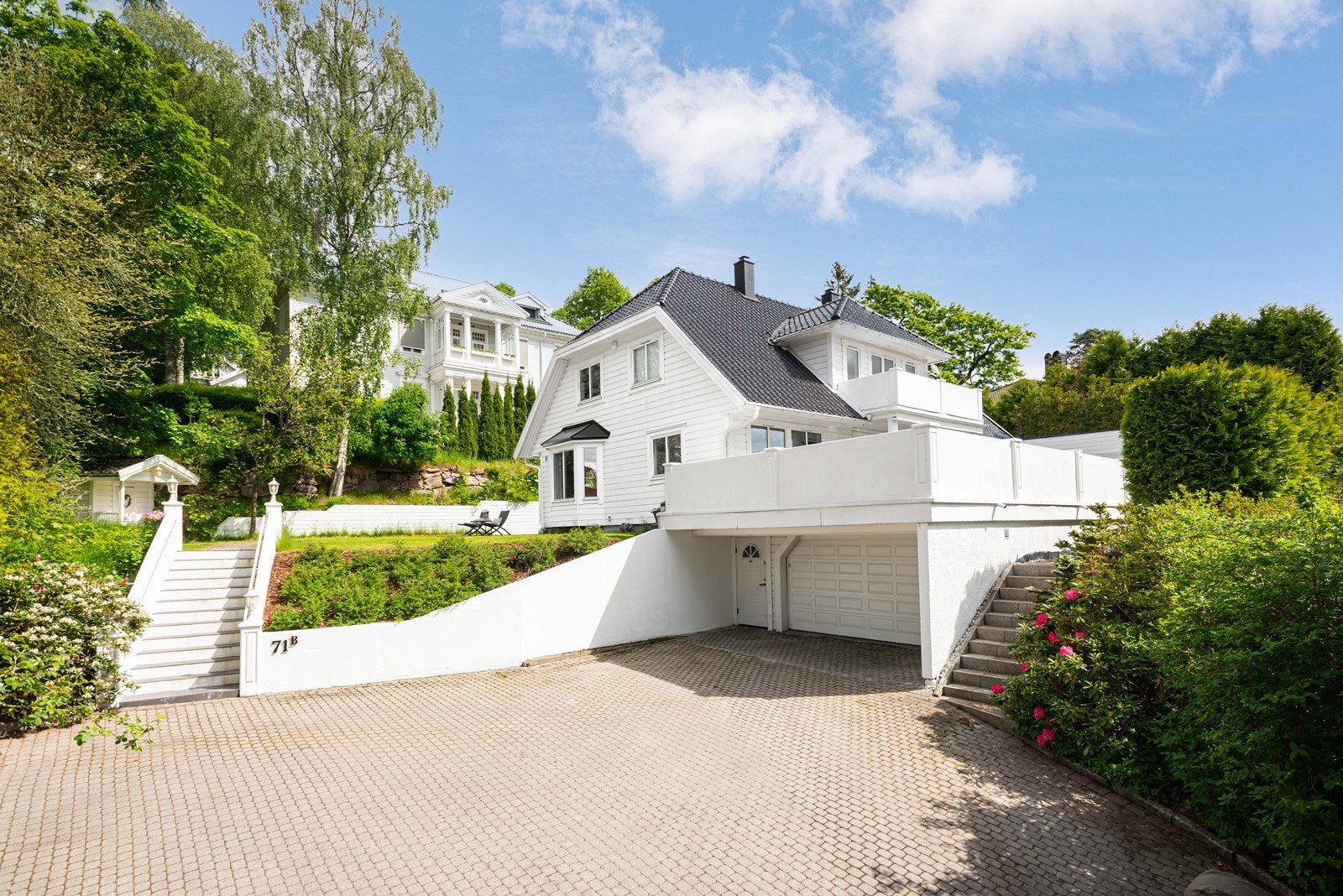 Gode parkeringsforhold på egen gårdsplass Galleribilde