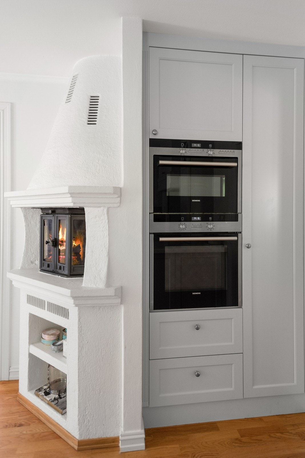 Stekeovn og mikro integrert i veggskap Galleribilde