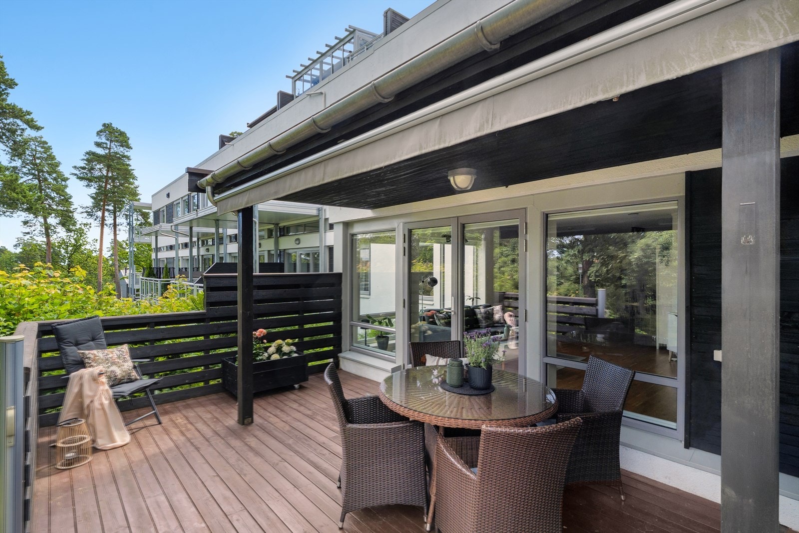 Terrassen er perfekt for utemøbler og avslapning i solen. Galleribilde