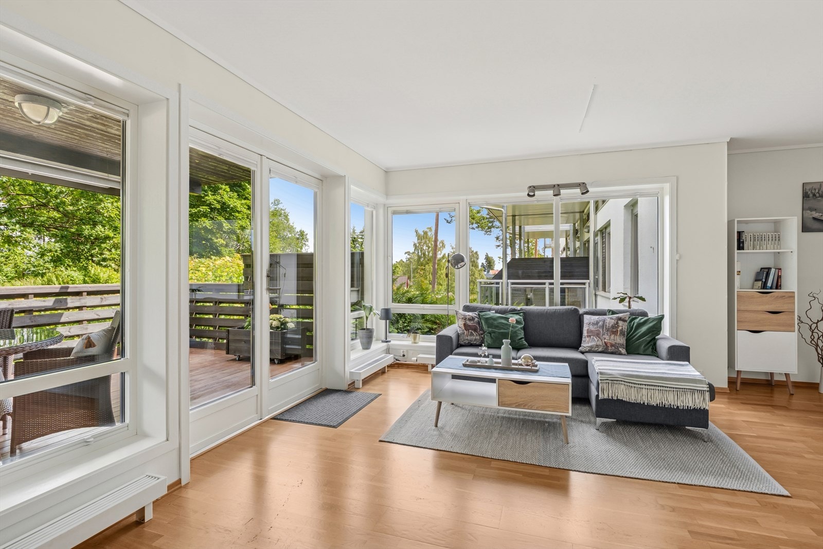 De store vindusflatene slipper inn rikelig med naturlig lys og skaper en lys og luftig atmosfære. Galleribilde