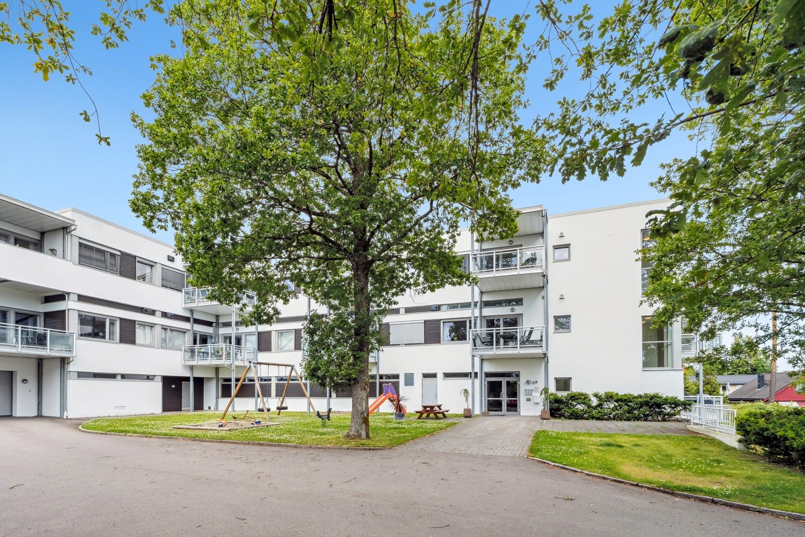 Bygget har inngang på begge sider, samt garasjeport på begge sider - Det medfølger en fast parkeringsplass i garasjen med elbil-lader. Galleribilde