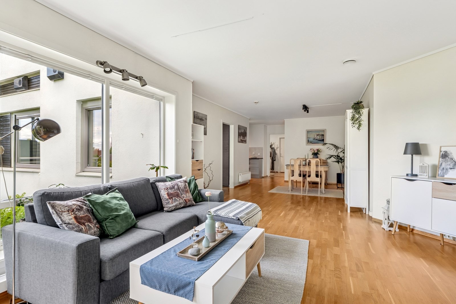 Leiligheten har vannbåren varme via radiatorer, noe som gir en jevn og behagelig oppvarming. Galleribilde