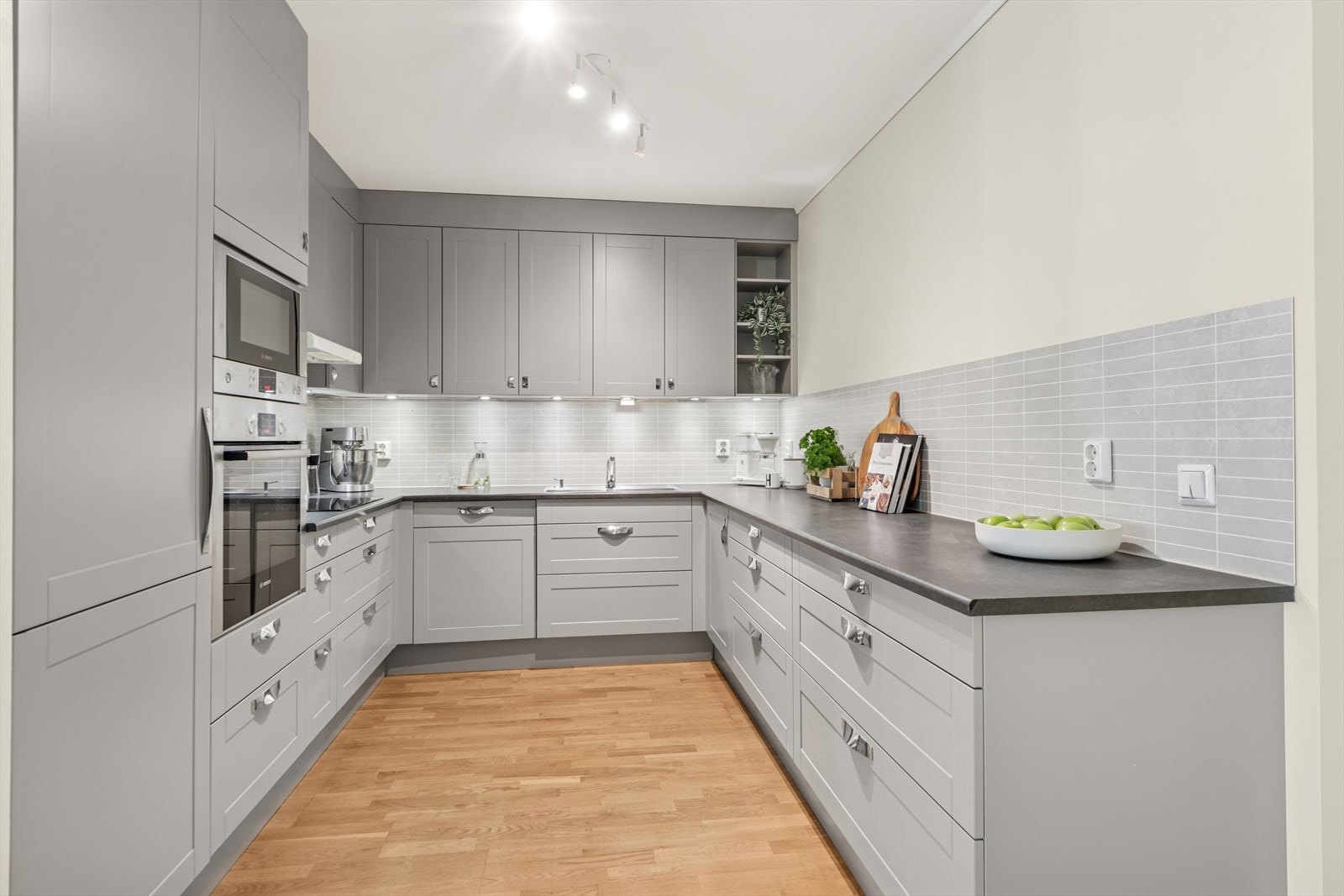 Kjøkkenet er godt utstyrt med hvitevarer, inkludert kjøleskap, oppvaskmaskin, induksjonstopp, mikrobølgeovn og stekeovn. Galleribilde