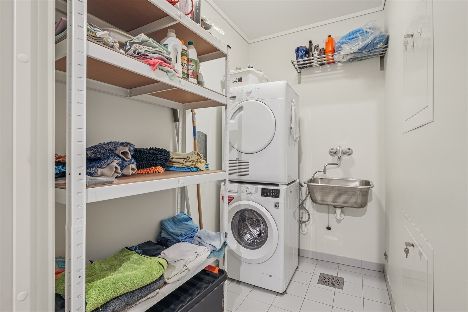 Vaskerommet med gulvvarme - Praktisk utslagsvask og opplegg for vaskemaskin/tørketrommel Galleribilde