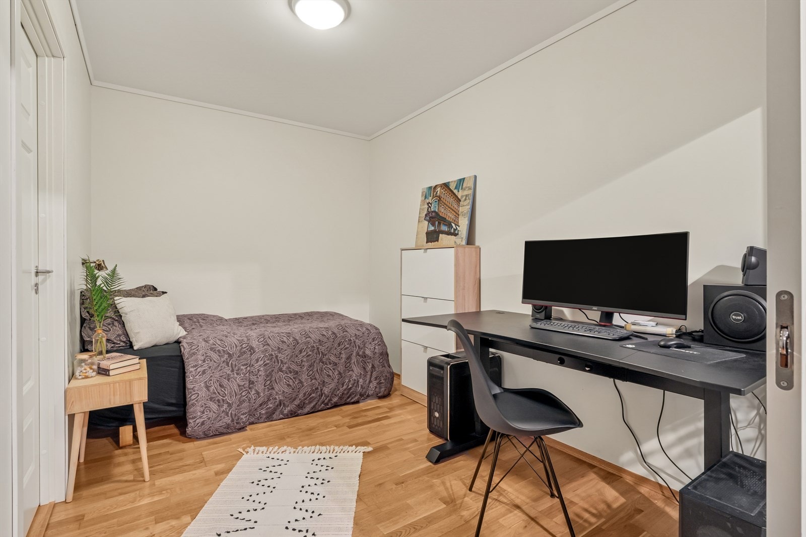 I tillegg er det et kontor/disponibelt rom som gir fleksible bruksmuligheter (Rommet er ikke godkjent som soverom) Galleribilde