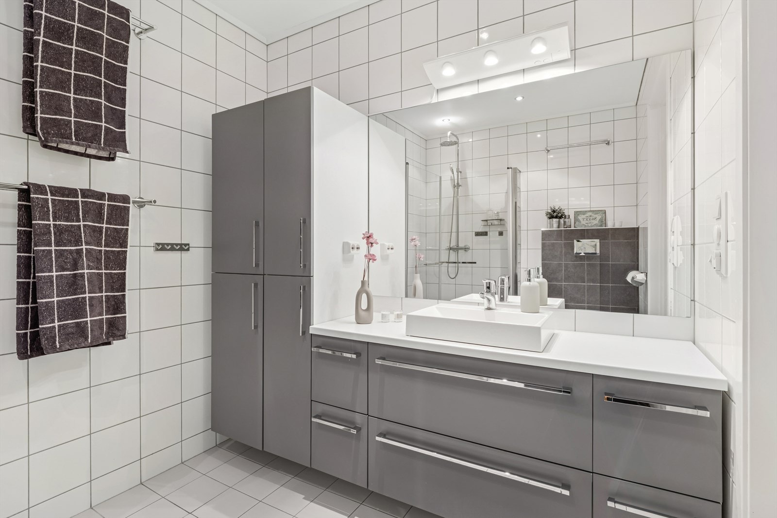 Baderommet er pent, med elektriske varmekabler i gulvet som gir en behagelig varme. Galleribilde