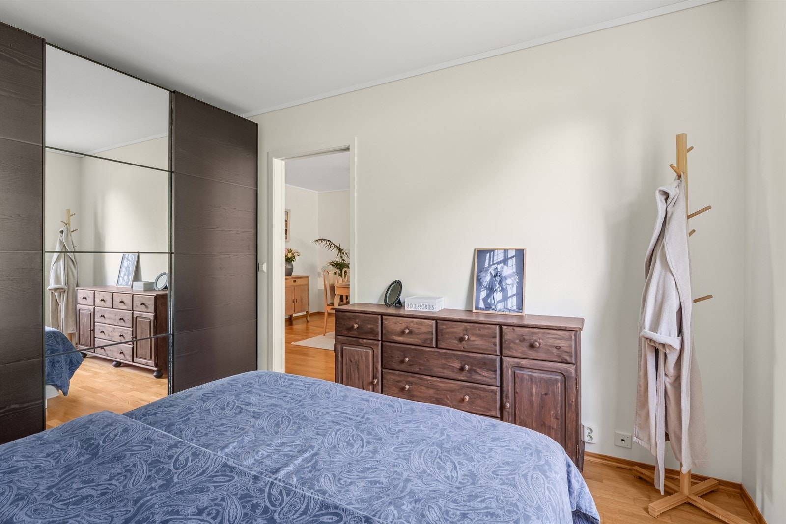 God plass til seng, nattbord og skyvedørsgarderobe, samt alt annet man måtte trenge. Galleribilde